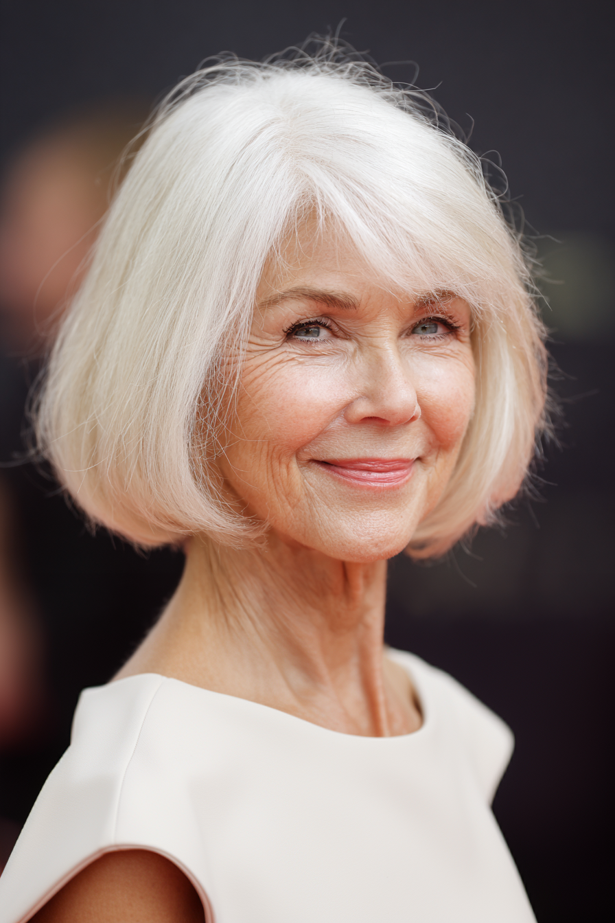 3. Elfenbeinfarbener, kinnlanger klassischer Schnitt (weiße Frisuren für Frauen über 50) – Weiße Frisuren für Frauen über 50