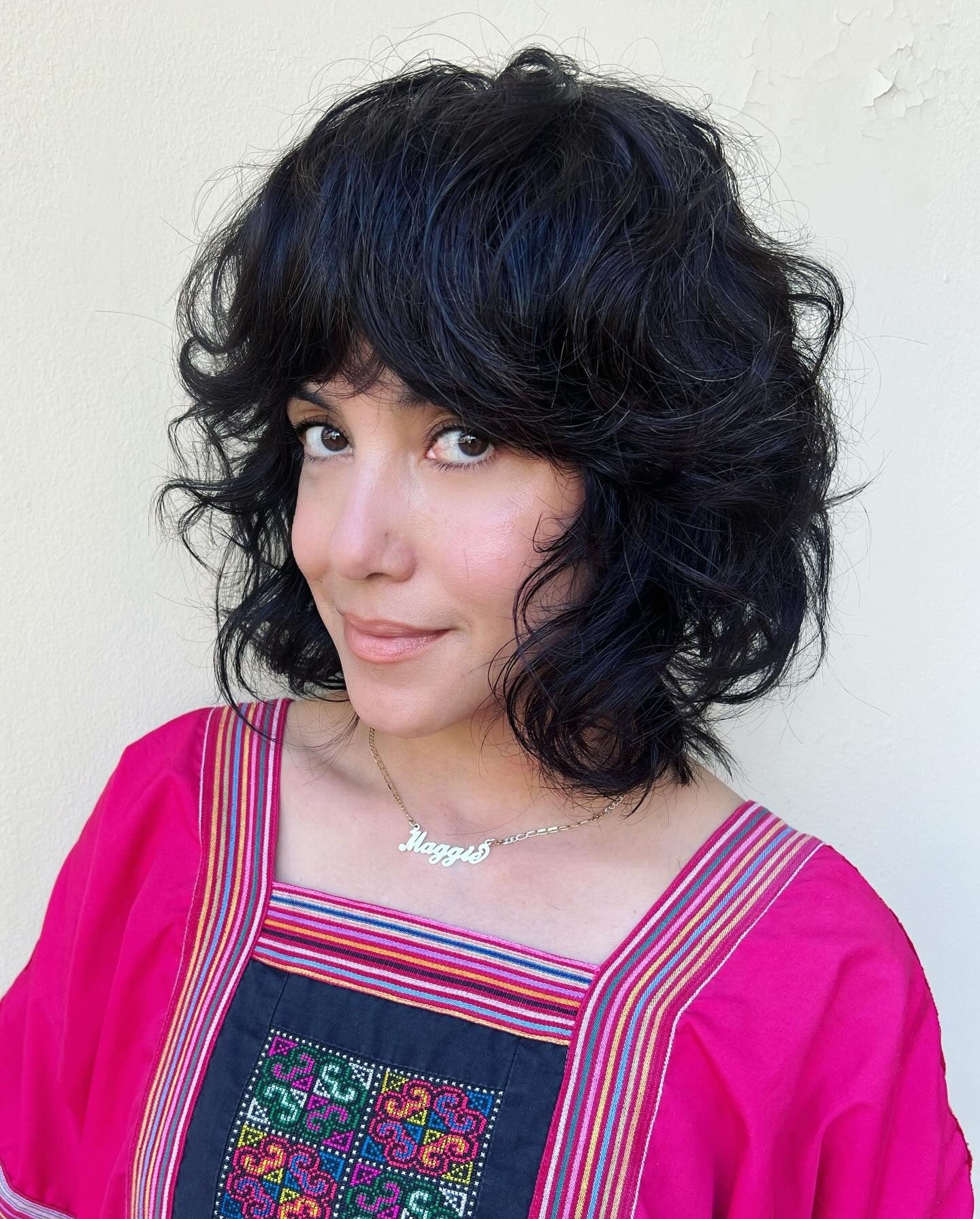 3. Jet Black Curly Shag mit voluminöser Krone (kurze Shag -Haarschnitte)