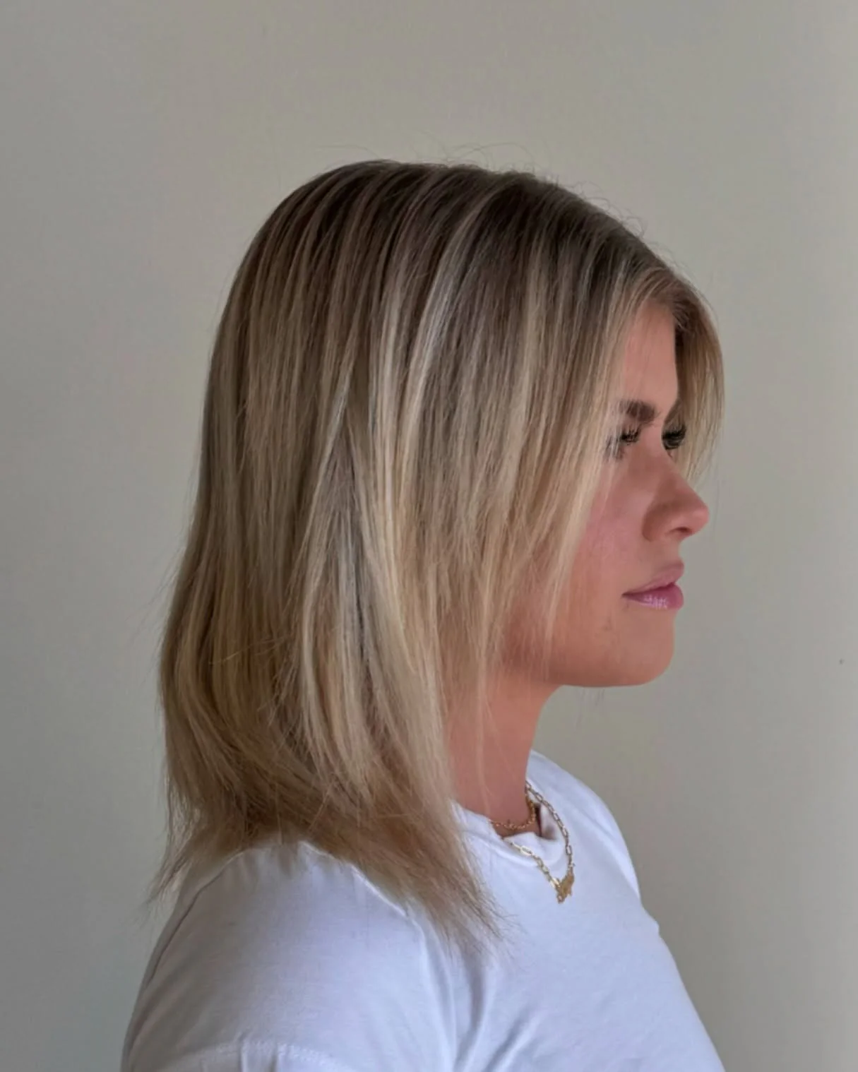 3. Stufenlanger mittlerer Bob mit dimensionalem Aschblond (mittlere Bob-Frisuren)