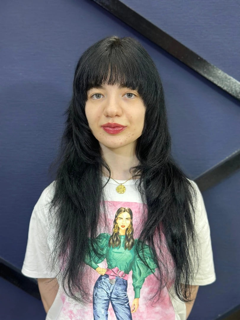 3. Langer schwarzer Shag mit abgerundetem Rand (zotteliger Haarschnitt)