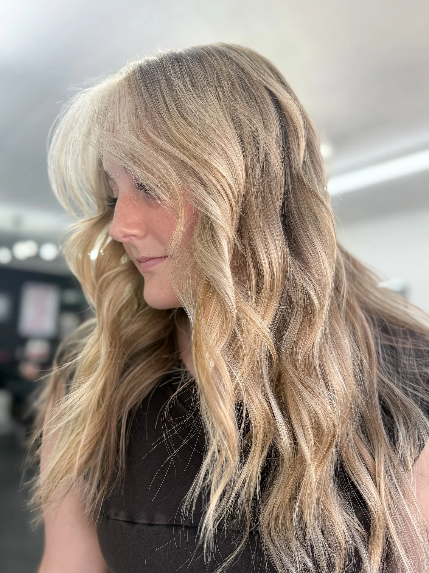 3. Lange Curtain Bangs mit cremig-beigeblonden Wellen (Curtain Bangs-Frisuren)