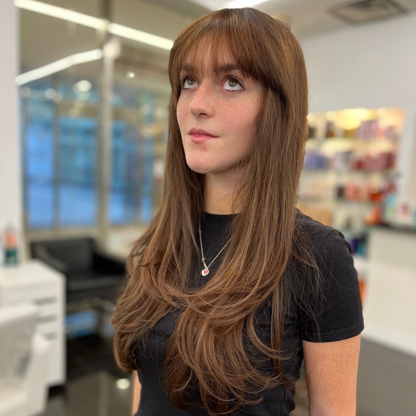 3. Lange Schichten mit Wimpernpon (Pony Frisuren)