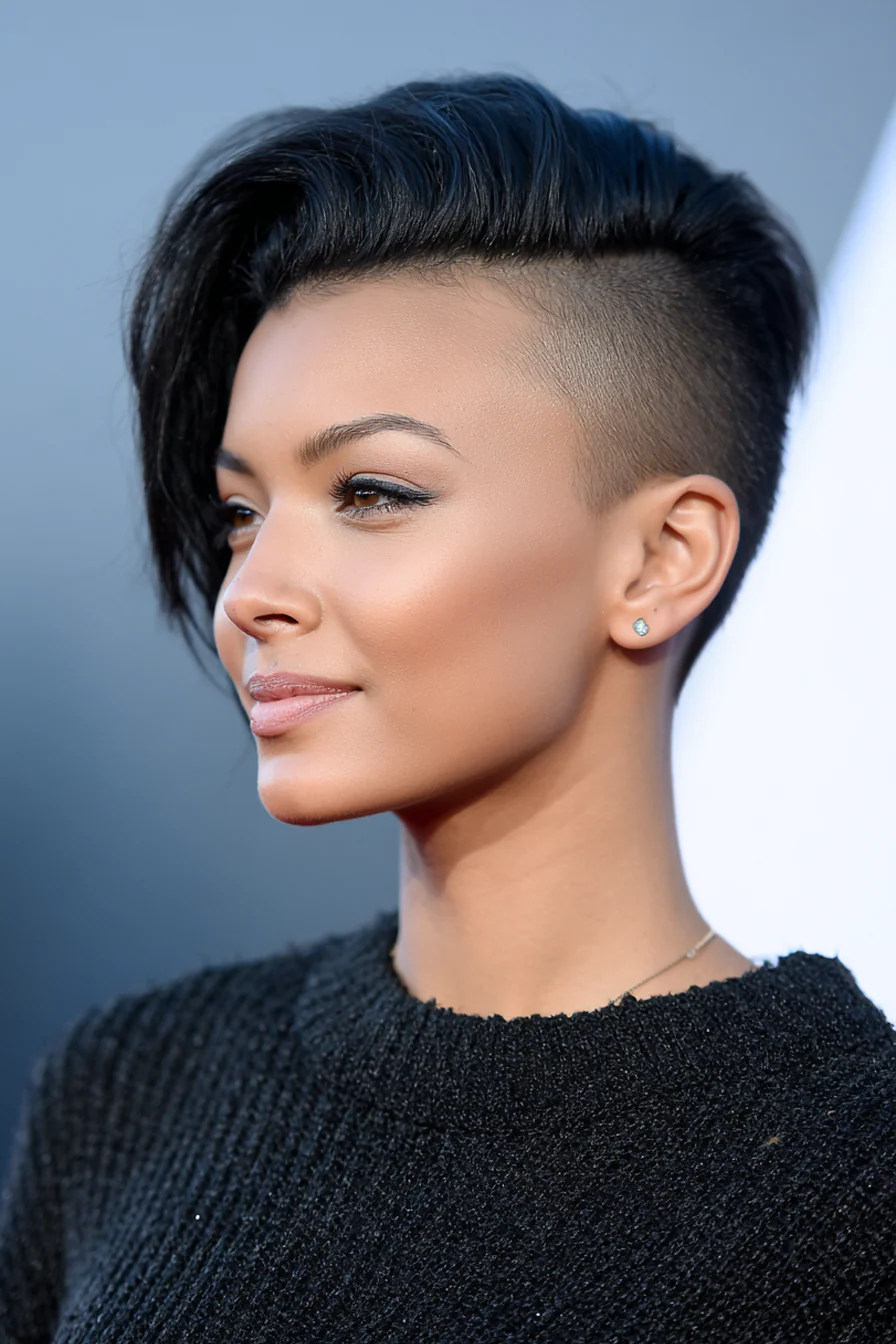 3. Langer Top-Undercut mit tiefschwarzem Glanz (Undercut-Haarschnitte) – Undercut-Haarschnitte