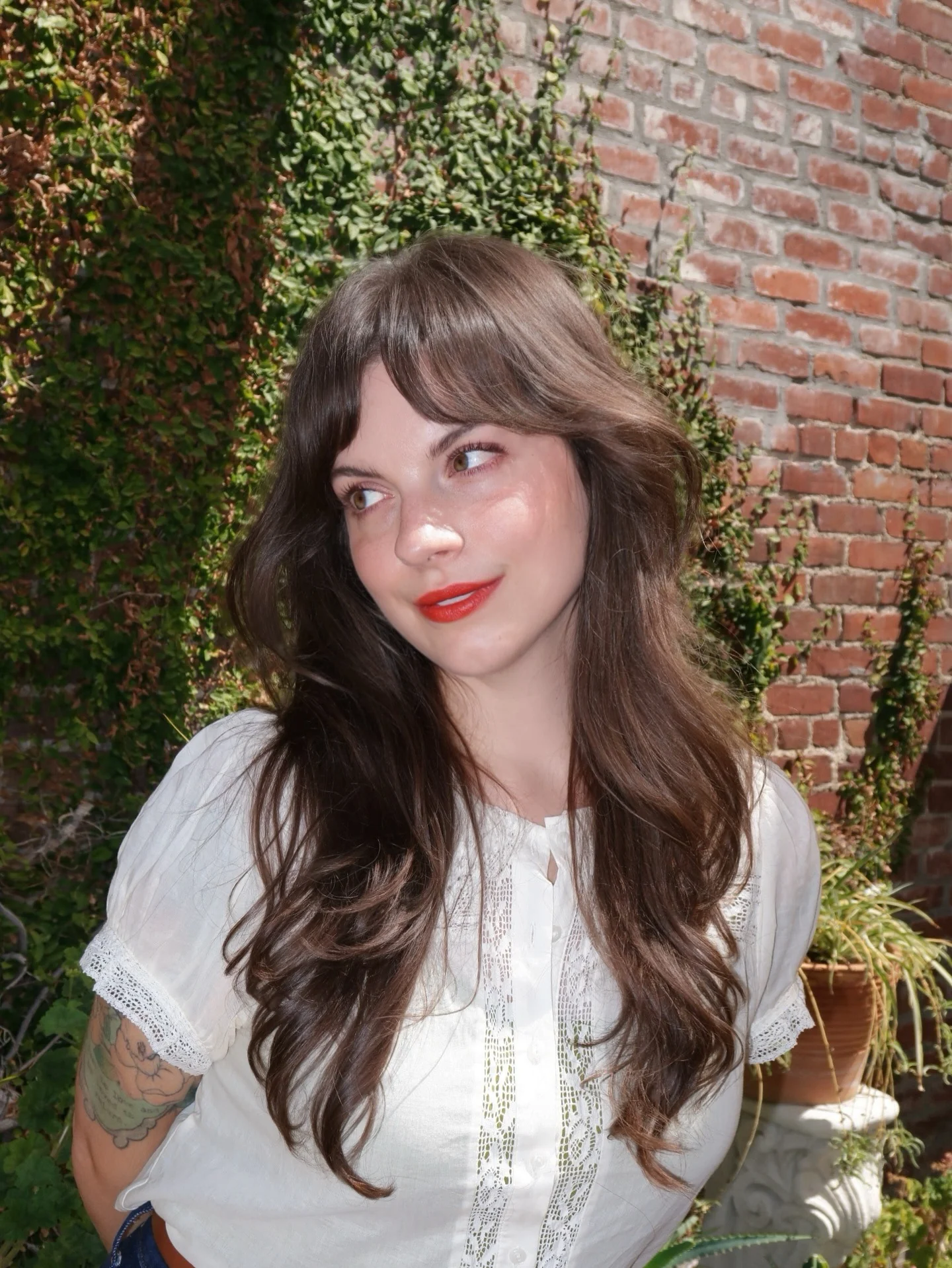 3. Lange gewellte Stufen mit Curtain Bangs in tiefem Schokoladenbraun (lange Stufenfrisuren mit Pony)