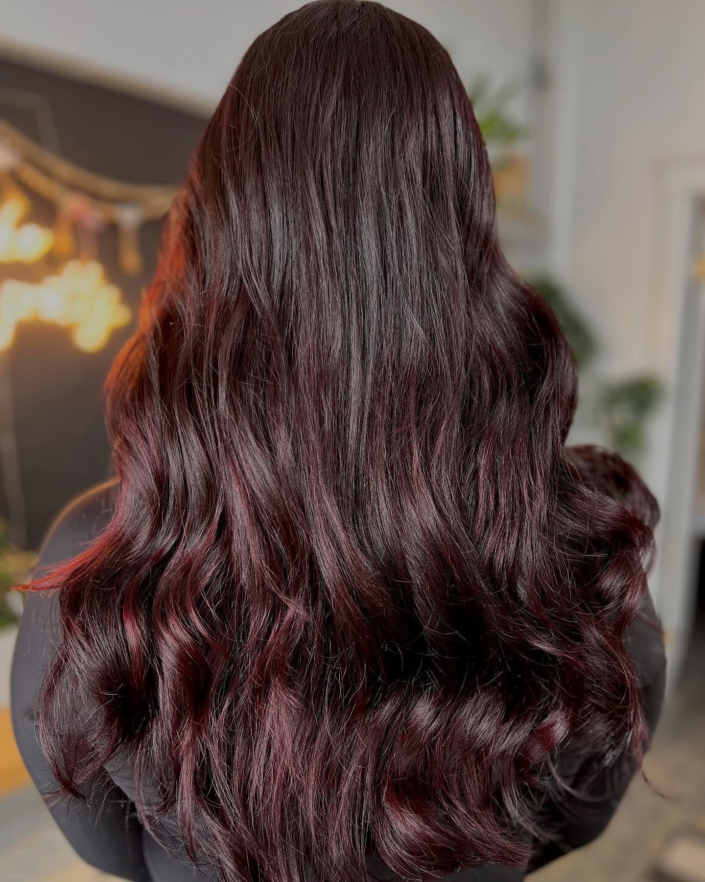 3. Lose Locken auf merlottärtem langem Haar (dunkle burgundige Haarfarbe)
