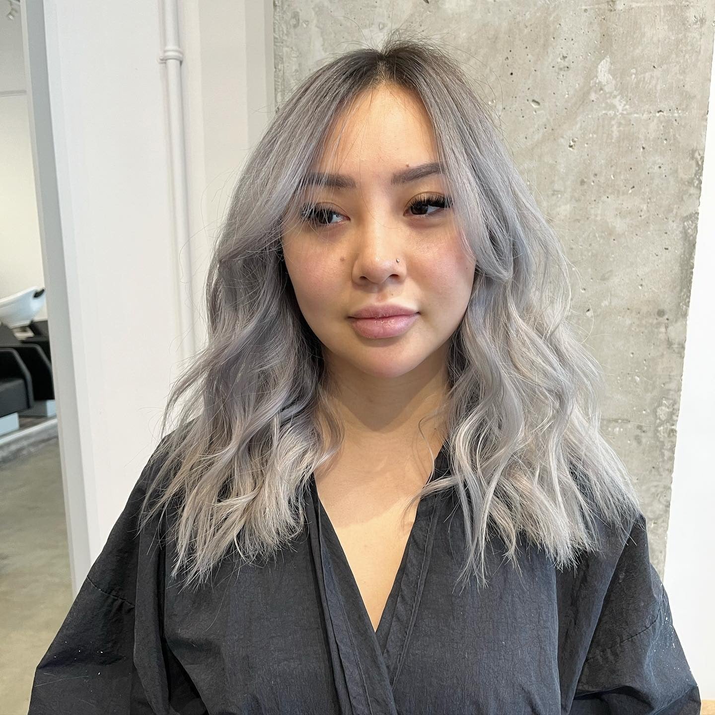 3.. Mittellange Wellensilberbalayage (silberne Haarfarbe)