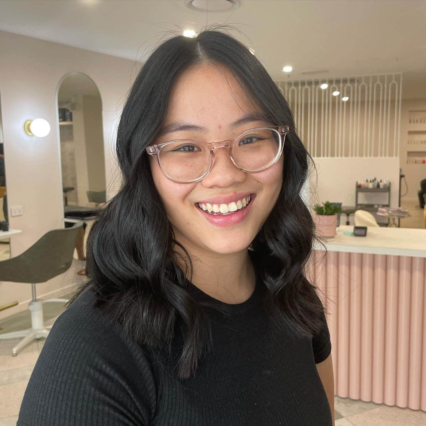 3. natürliche lose Locken auf glänzendem schwarzem Haar (mittelgroße Frisuren)