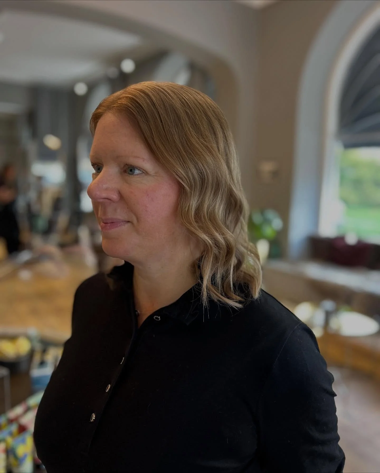 3. Natürliche Karamell-S-Wellen auf einem mittellangen Schnitt (Karamell-Haarfarbe)