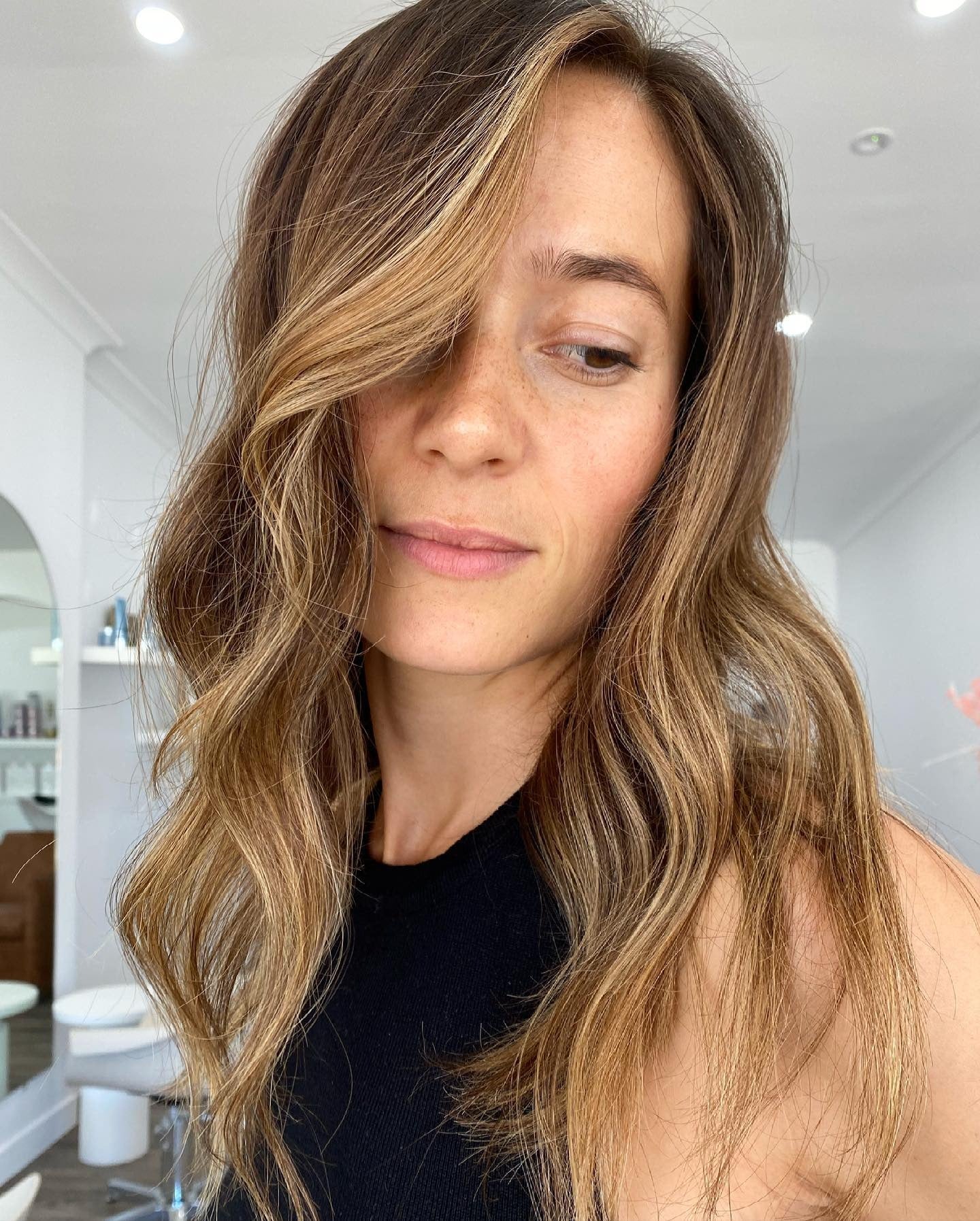 3. Natürliches Goldbraun mit dezenter Hervorhebung (Goldbraune Haarfarbe)