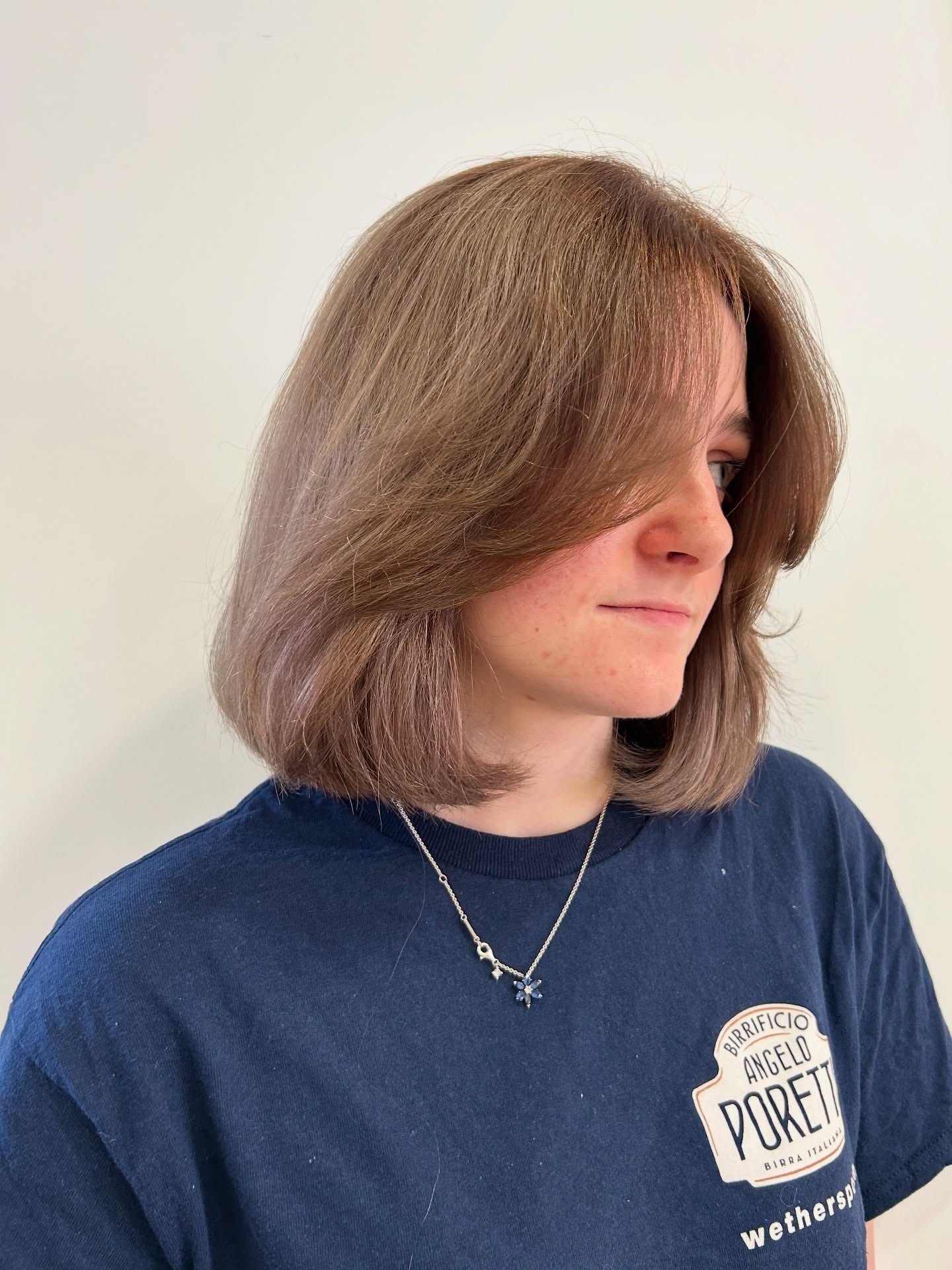 3. Neutraler pilzbrauner Bob mit gefiederten Enden (langer geschichteter Bob)