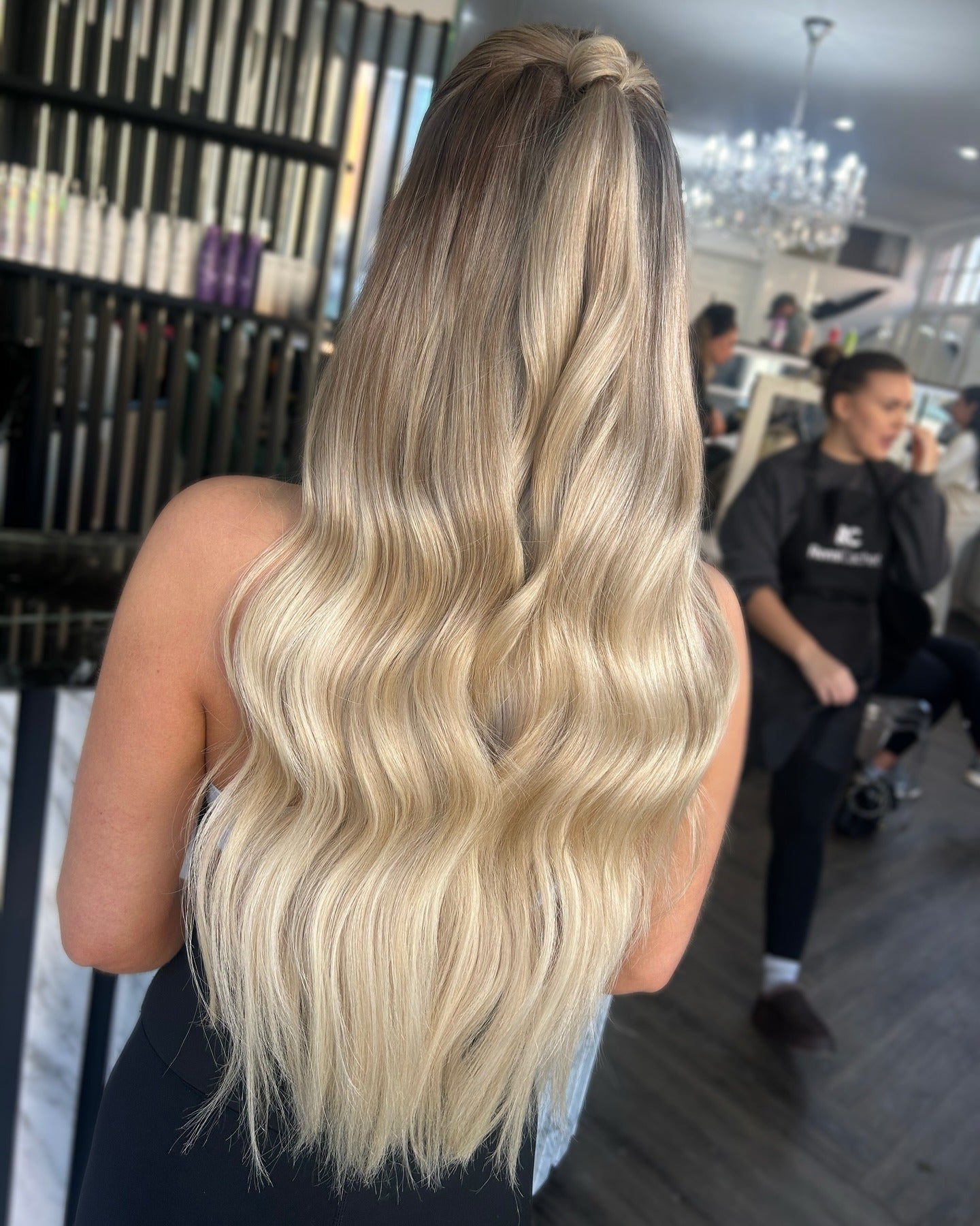 3.. Platinblond weicher Knoten mit fließenden Wellen (Geburtstagsfrisuren)