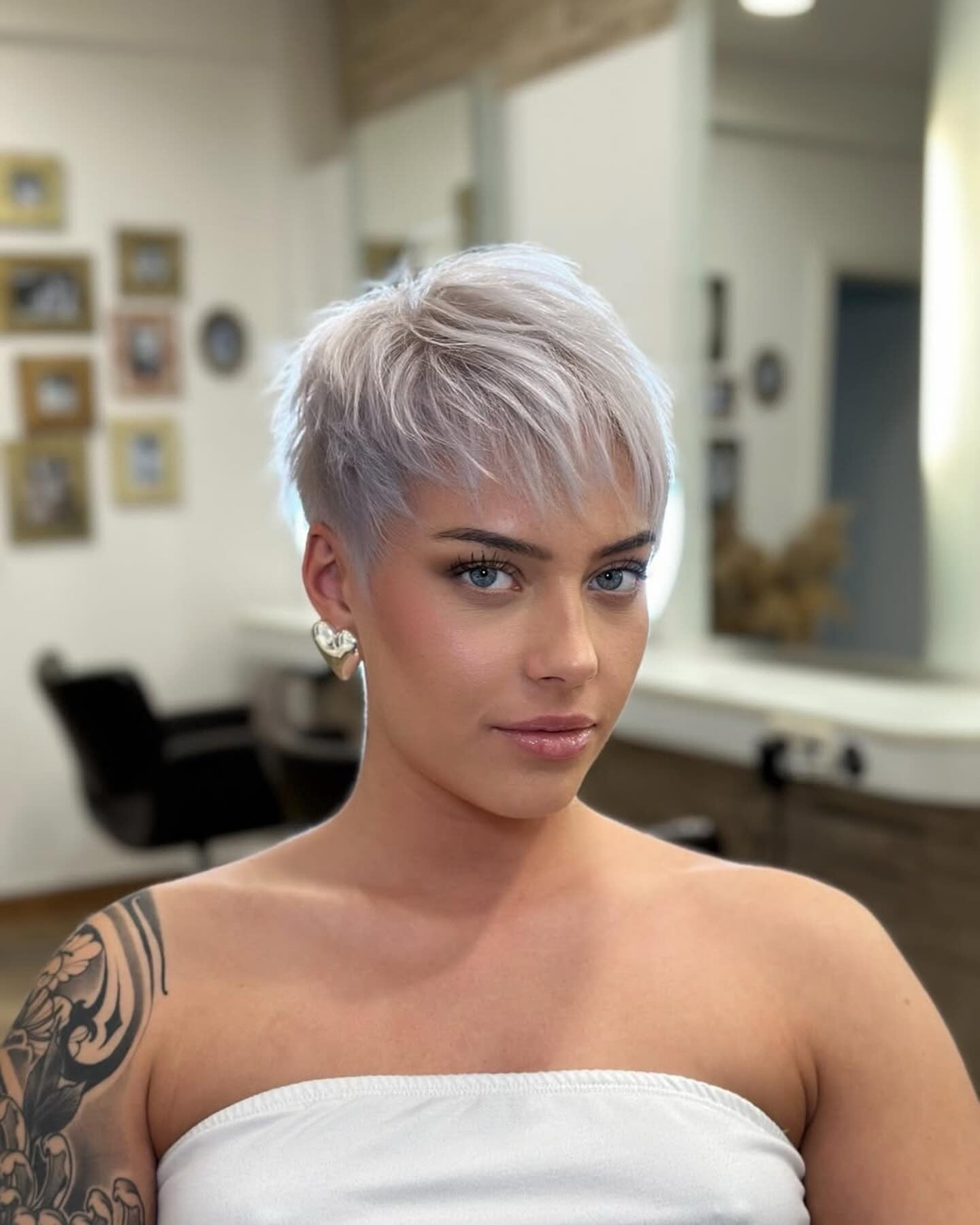 3. Platinum, abgehacktes Pixie mit Fransen (Pixie geschnitten für dünne Haare)