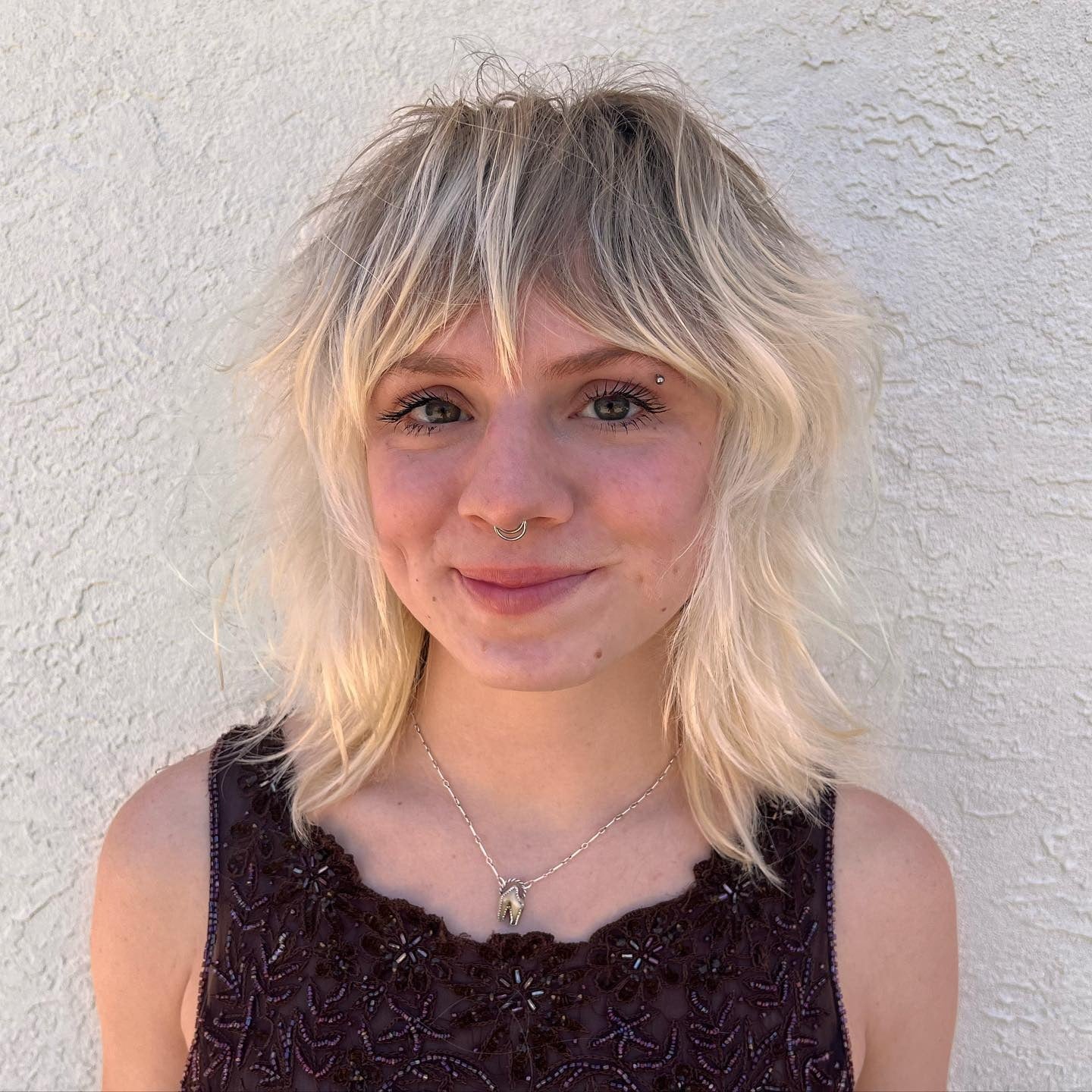 3. Platinum Feathered Shag mit zarten Mikro-Ponys (zotteliger Haarschnitt mit Pony)