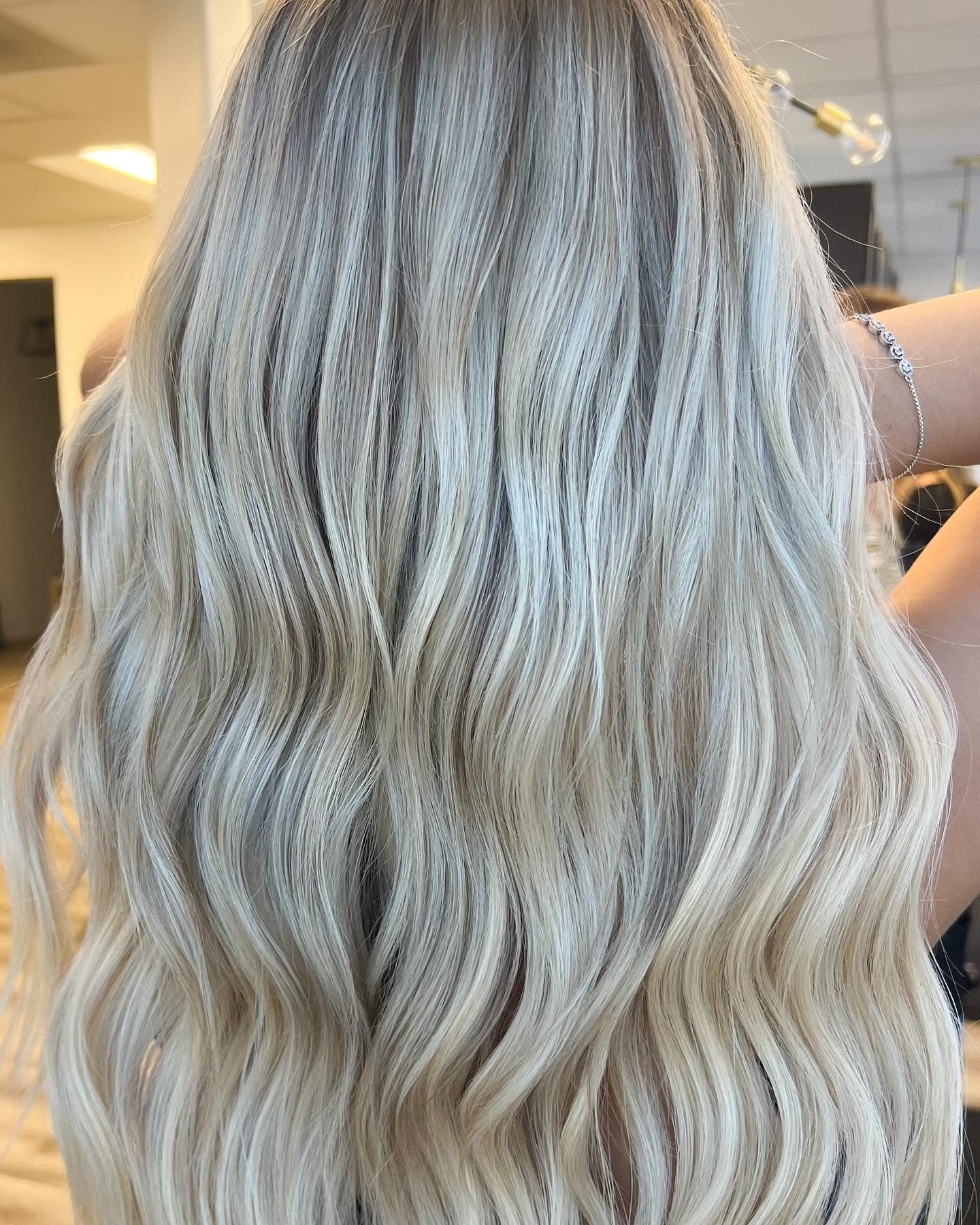 3. Platinwellen (eisige blonde Haarfarbe)