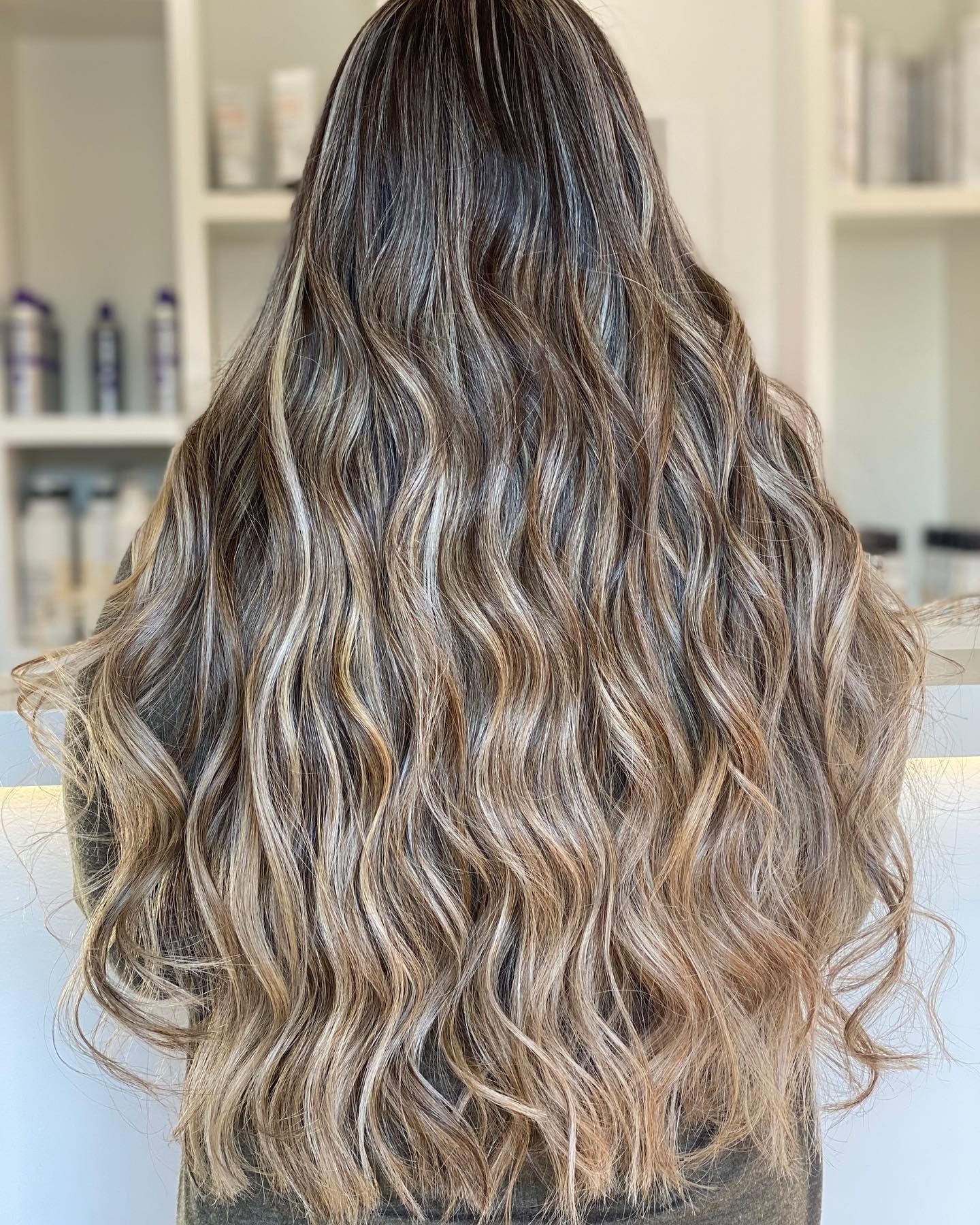 3.. Wurzelte blonde Balayage mit Strandtextur (Balayage Haarfarben)