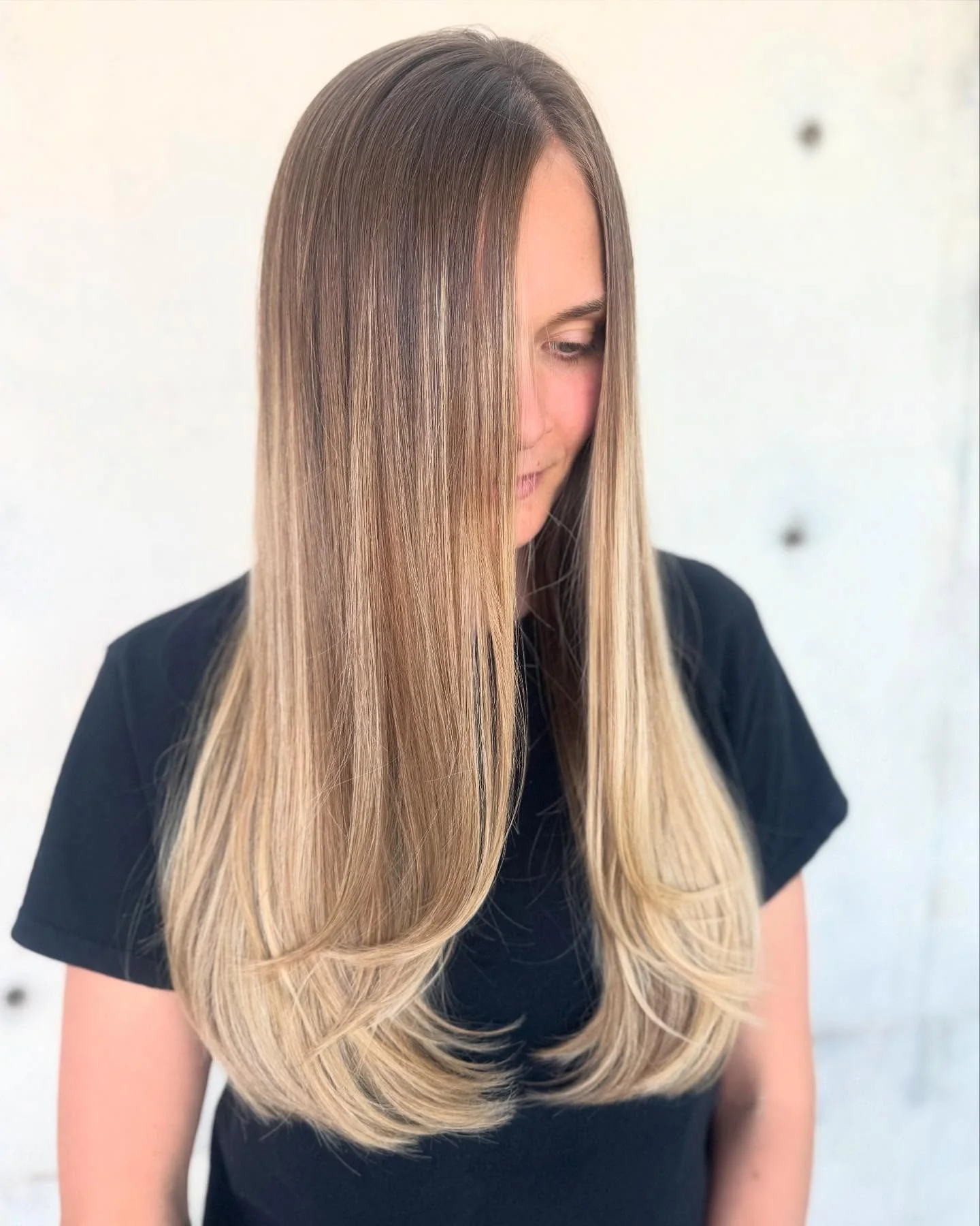 3. Wurzeliges Vanilleblond mit federleichten Schichten (gerade Frisuren)