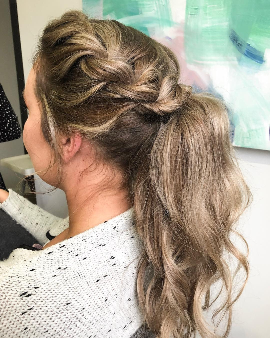 3. Rope Twist-Pferdeschwanz auf Bronde Waves (Rope Braid-Frisuren)