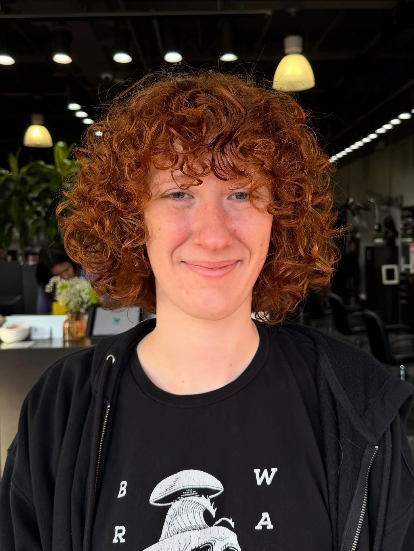 3. Abgerundeter lockiger Bob in Kupferrot (kurze lockige Frisuren)