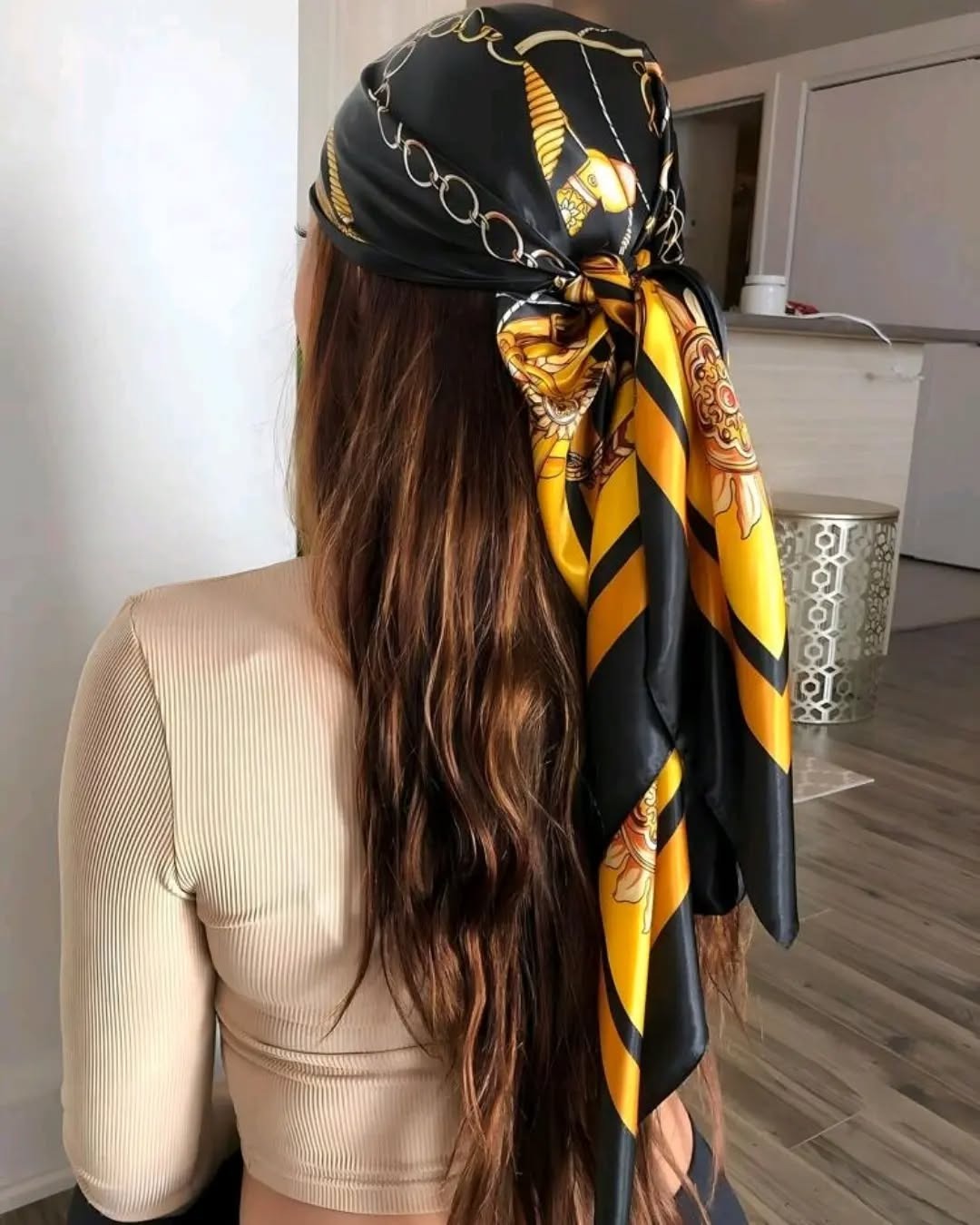 3. Satin Statement Bandana mit losen Wellen (Bandana -Frisuren)