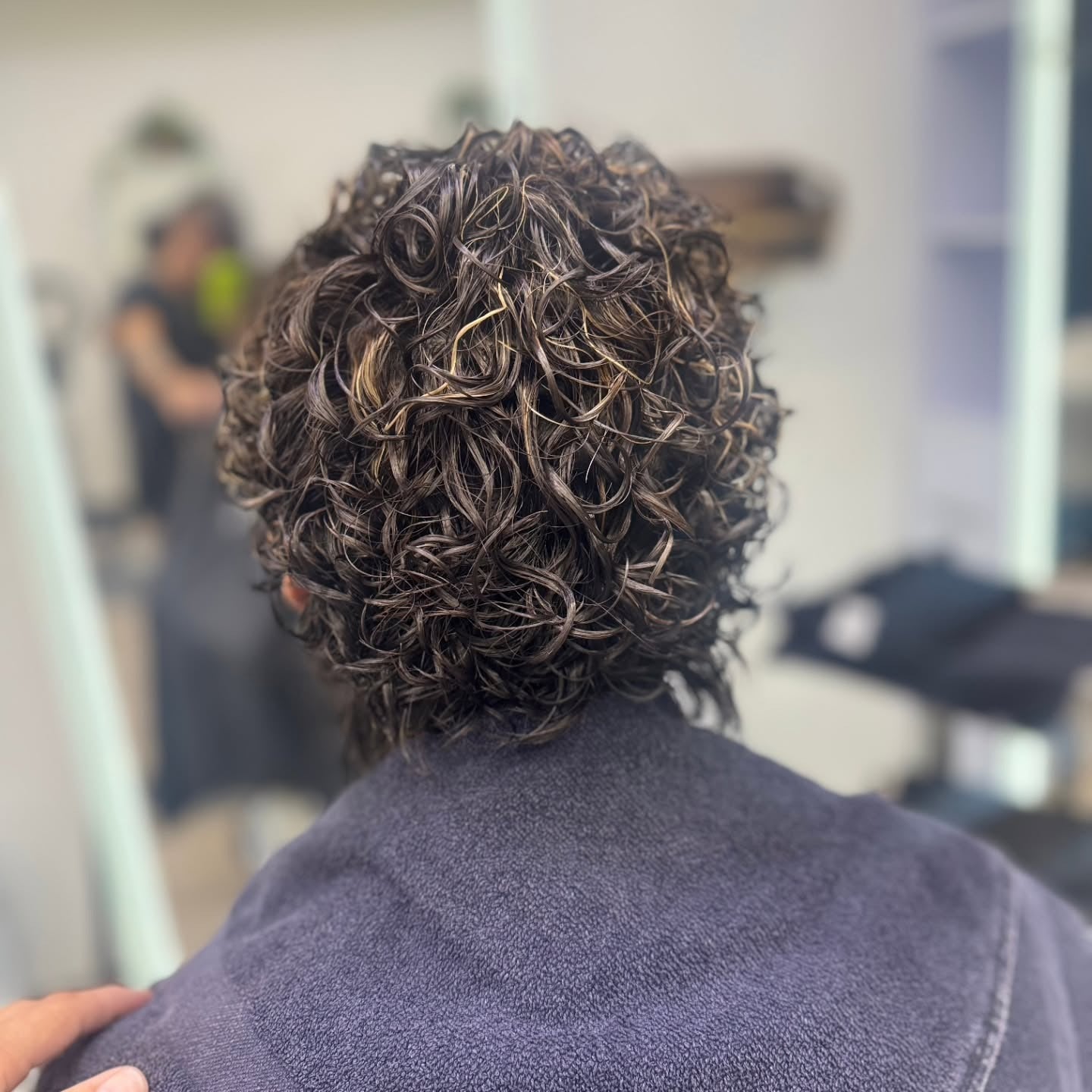 3. Kurzschichtperm mit definierten Ringlets (Perm Frisuren)