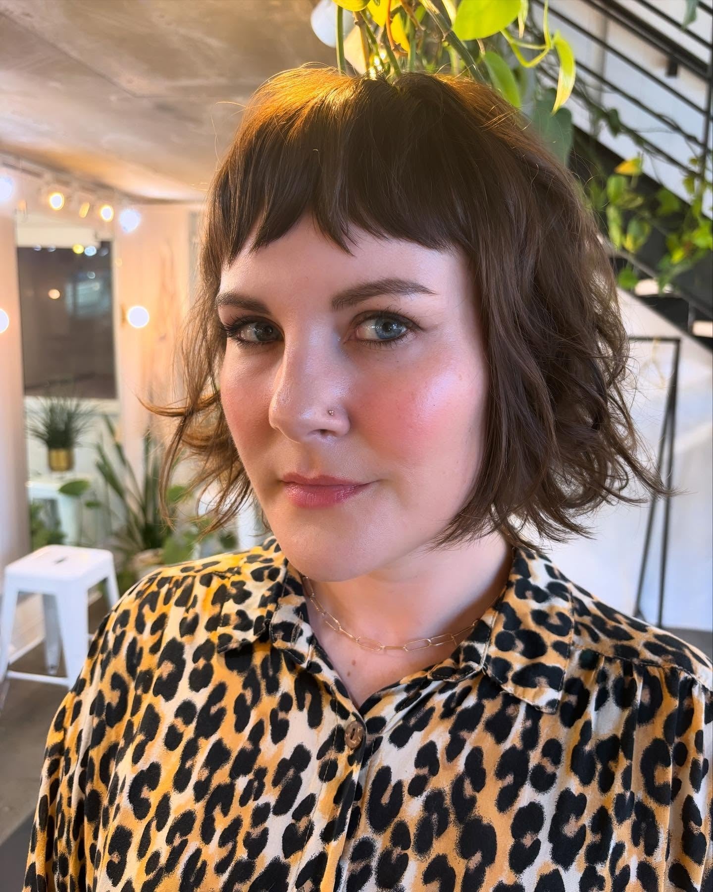 3. Short Shaggy Bob mit Mikrobon und dunkle Brünette (Shaggy Bob Frisuren)