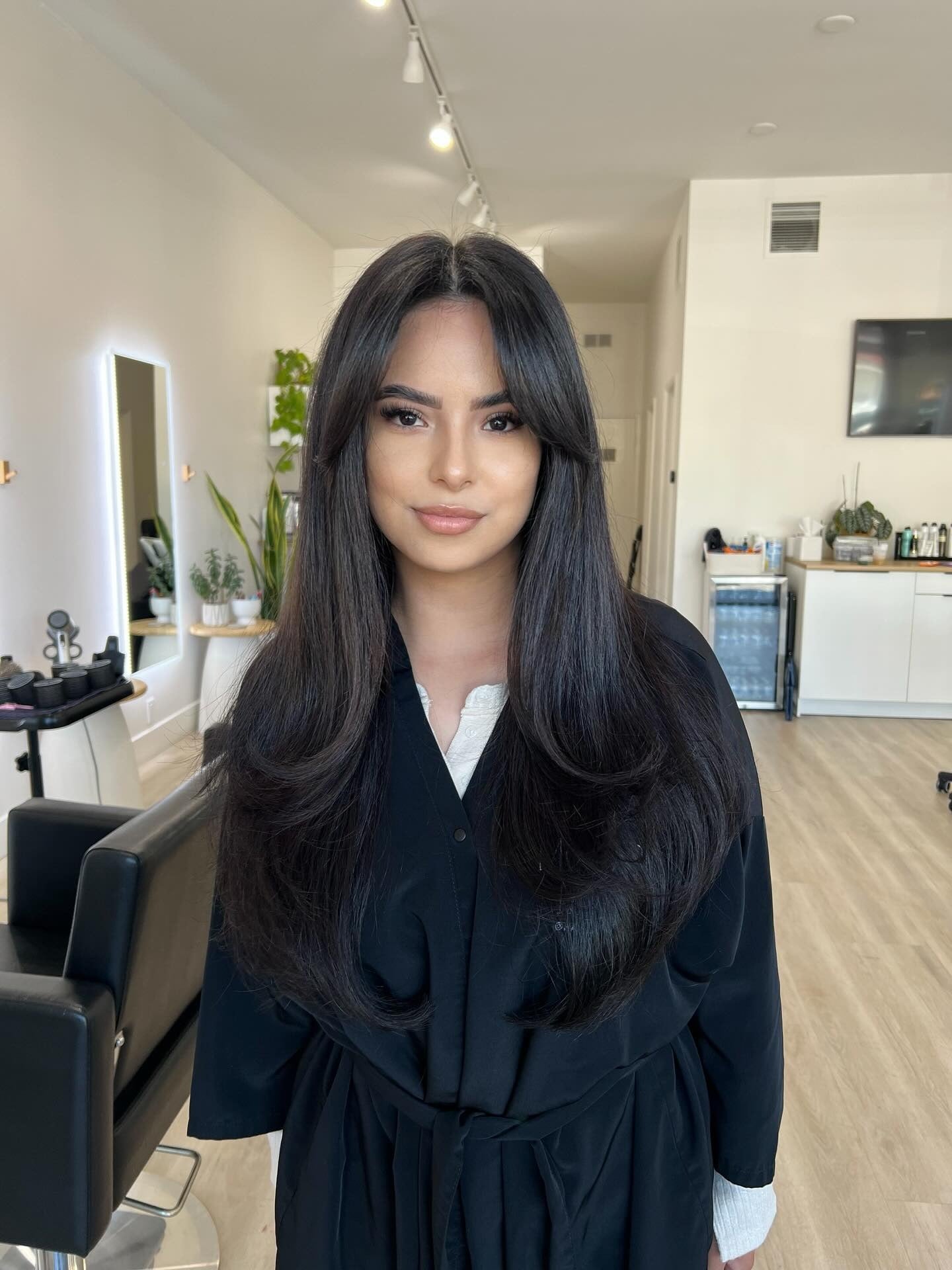 3.. Silky Mitternachtsschwarz mit langen, fließenden Schichten (Gesichtshaarschnitte)