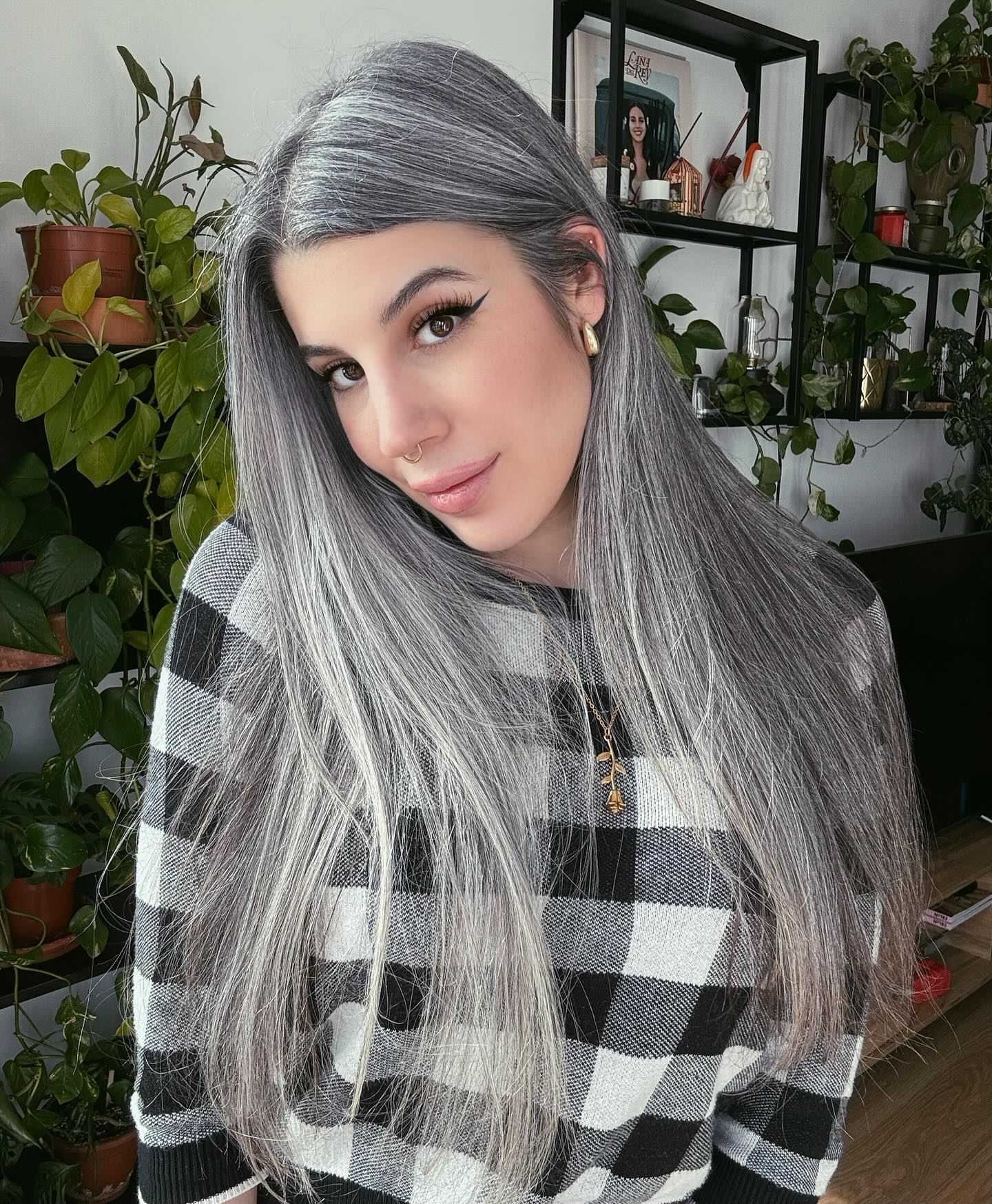 3. Sleek Aschegrau mit Mitte Teil (graue Frisuren für Frauen)