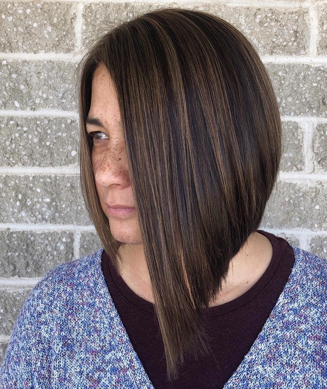 3. Sleek Chocolate Bob mit subtilen Karamell -Highlights (asymmetrische Frisuren)