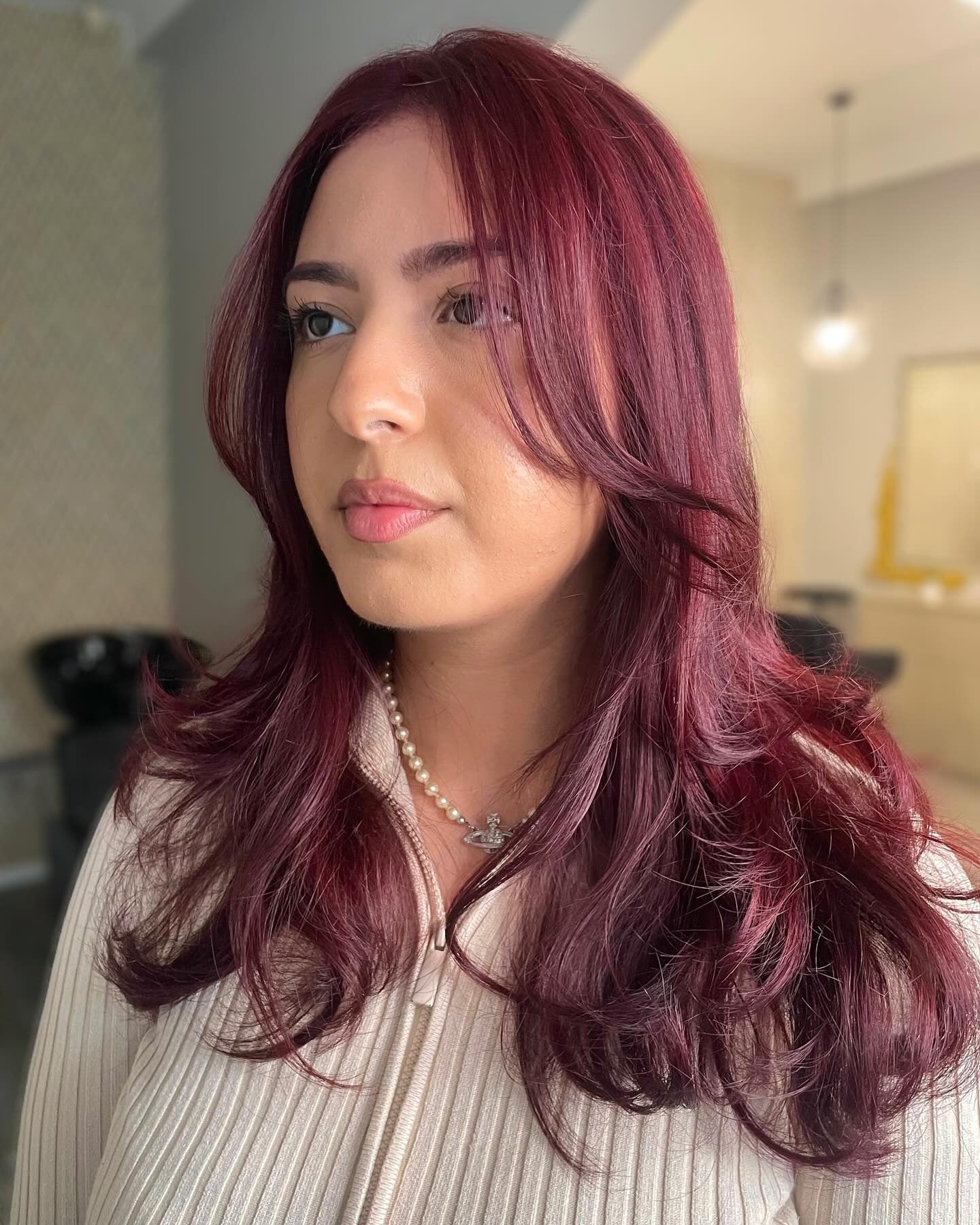 3. Schlanke Cranberry -Schichten mit Vorhang Pony (dunkelrote Haarfarbe)