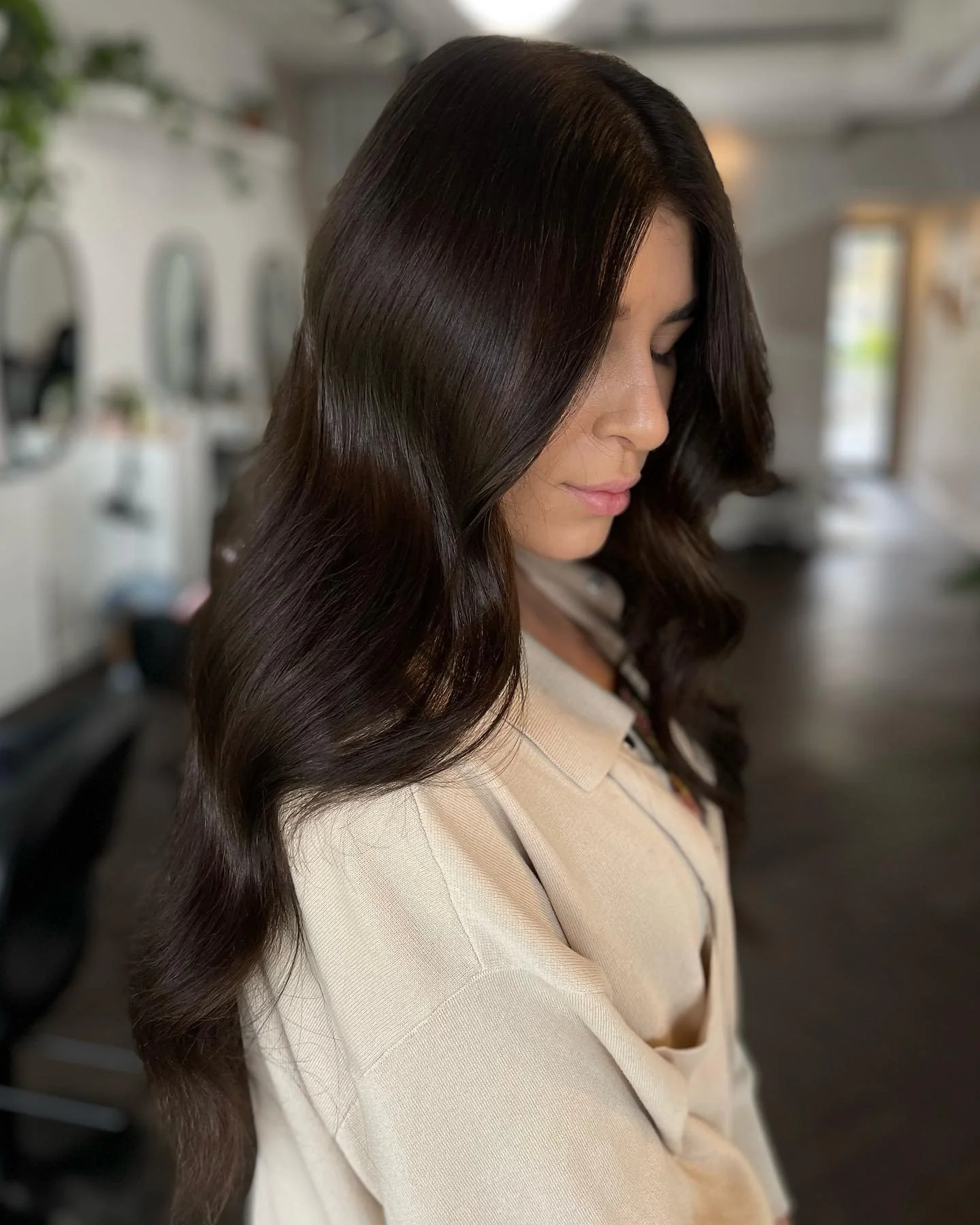 3. Glatte dunkelbraune Glam Waves (dunkelbraune Haarfarbe)