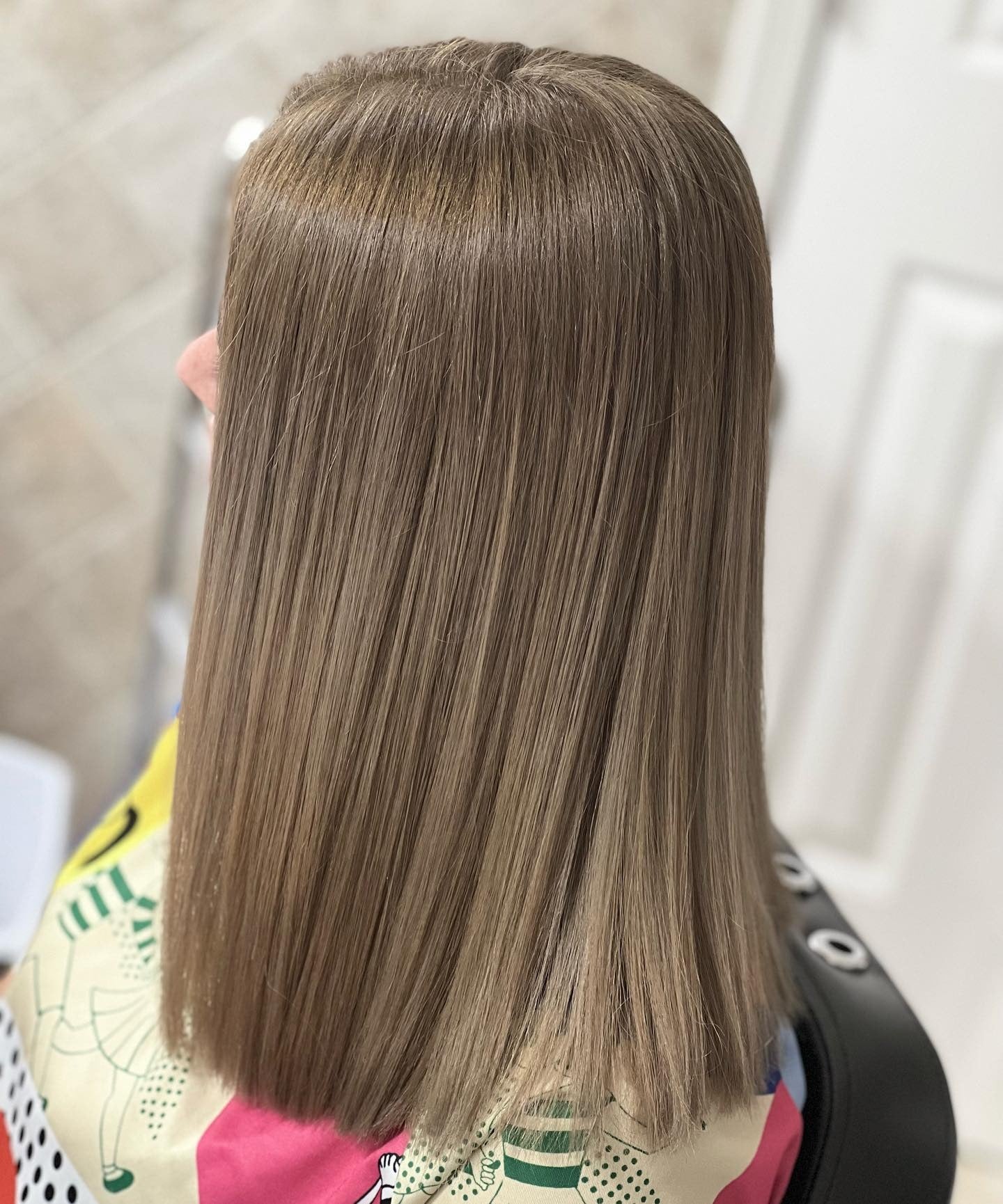 3. Sleek Light Ash Brown Blunt Cut (Helle Aschbraune Haarfarbe)