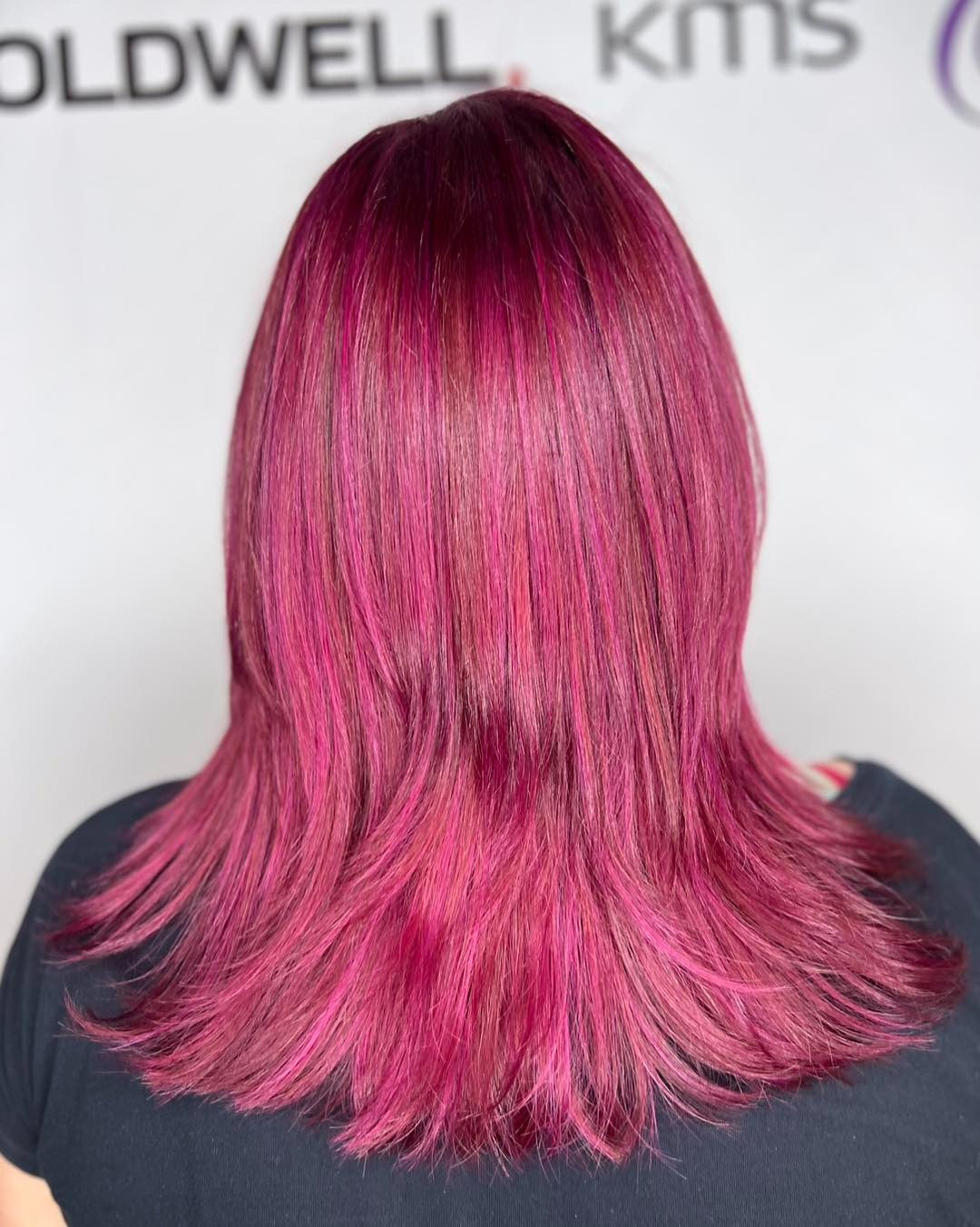 3. Sleek Magenta Lob mit geschichteten Enden (Magenta Haarfarbe)