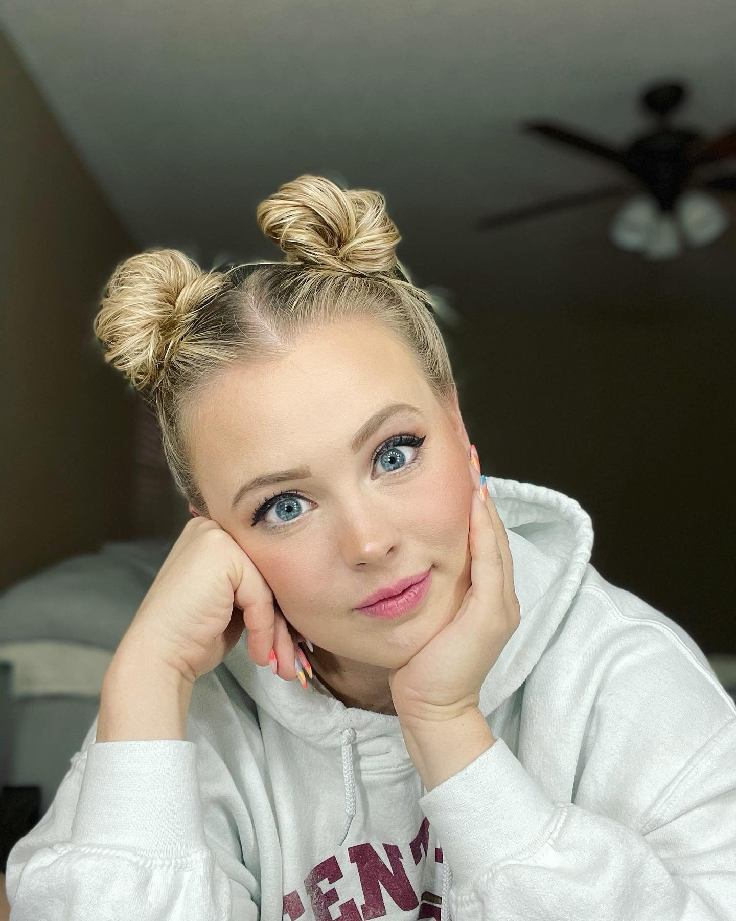 3. Sleek Mini Space Buns auf Platinblonde Haare (Space Buns Frisuren)