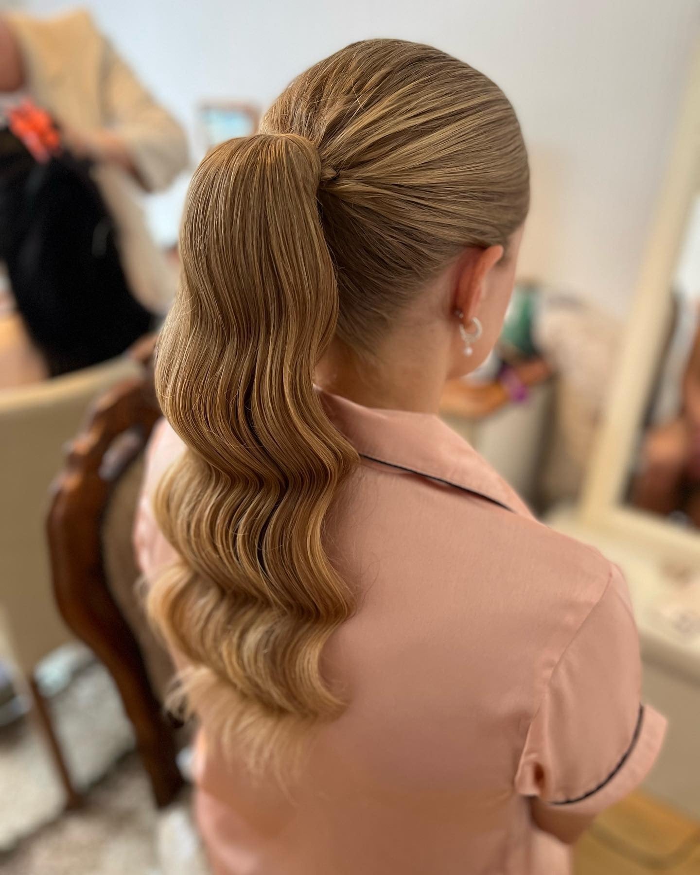 3. Schlanker gepackter Pferdeschwanz mit weichen Wellen in goldener Blondine (Brautjungfernfrisuren)