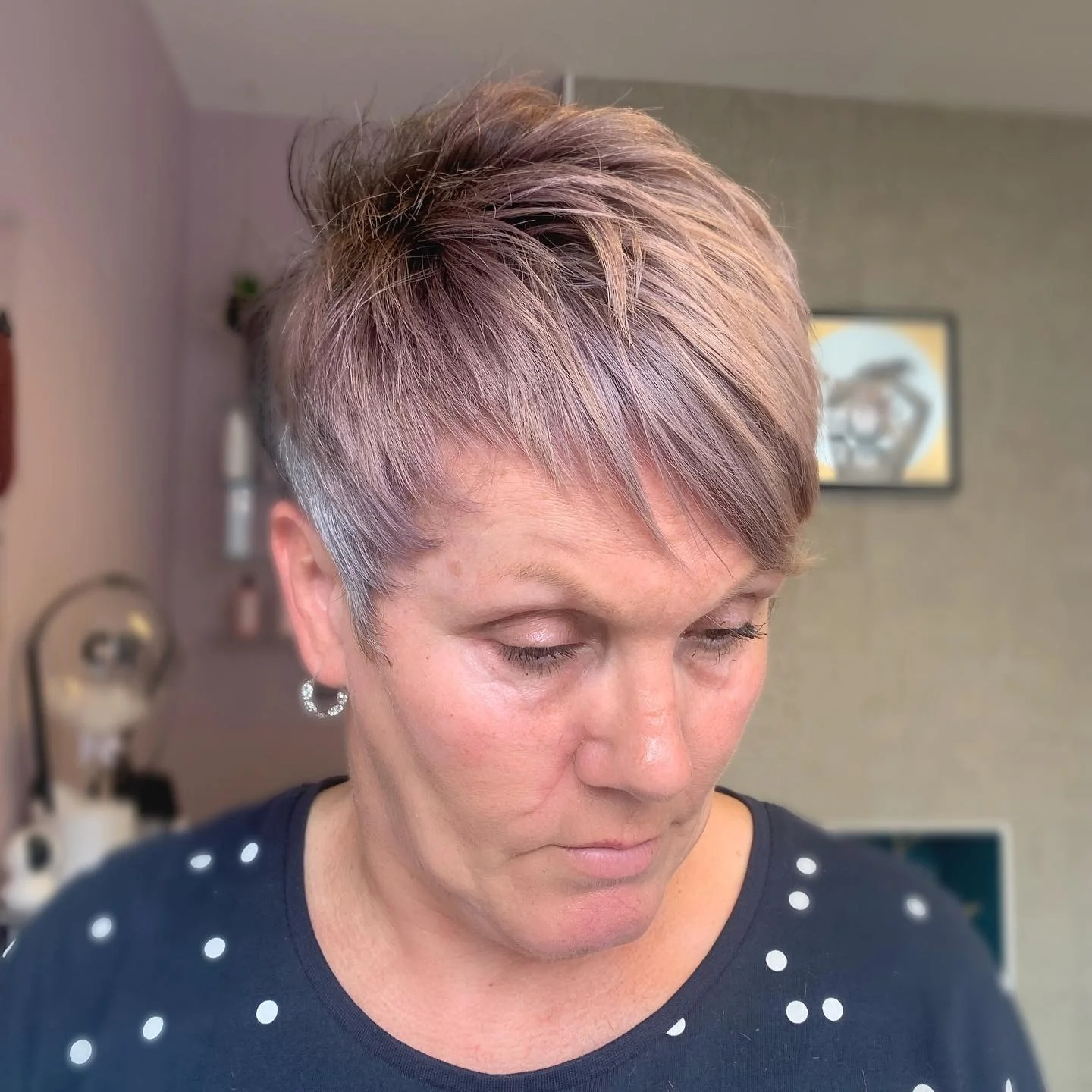 3. Smoky Lilac Pixie Crop mit spitz zulaufenden Seiten (kurzes, abgehacktes Haar)