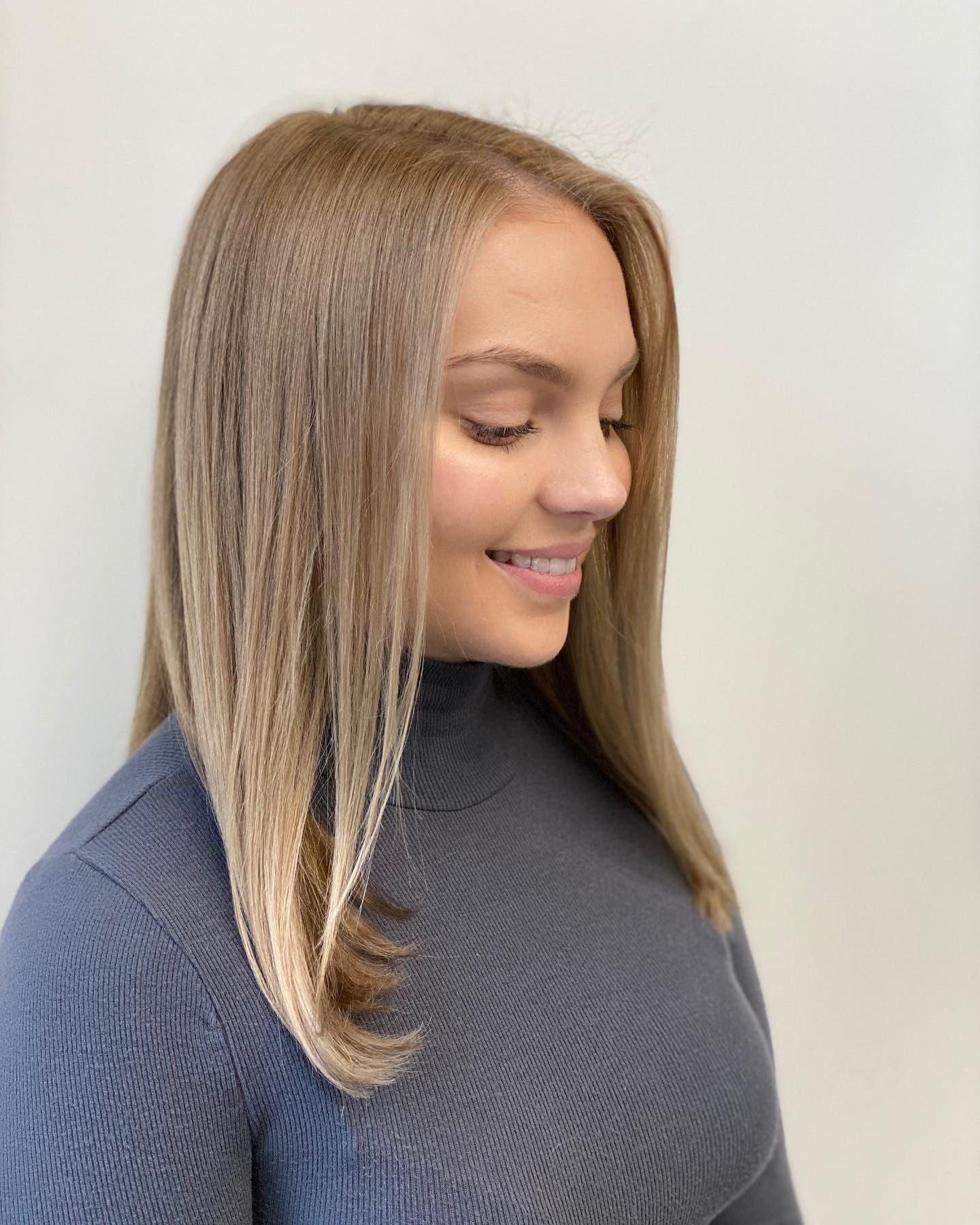 3. Glatt schmutzige Blondine mit schlanken Enden (schmutzige blonde Haarfarbe)