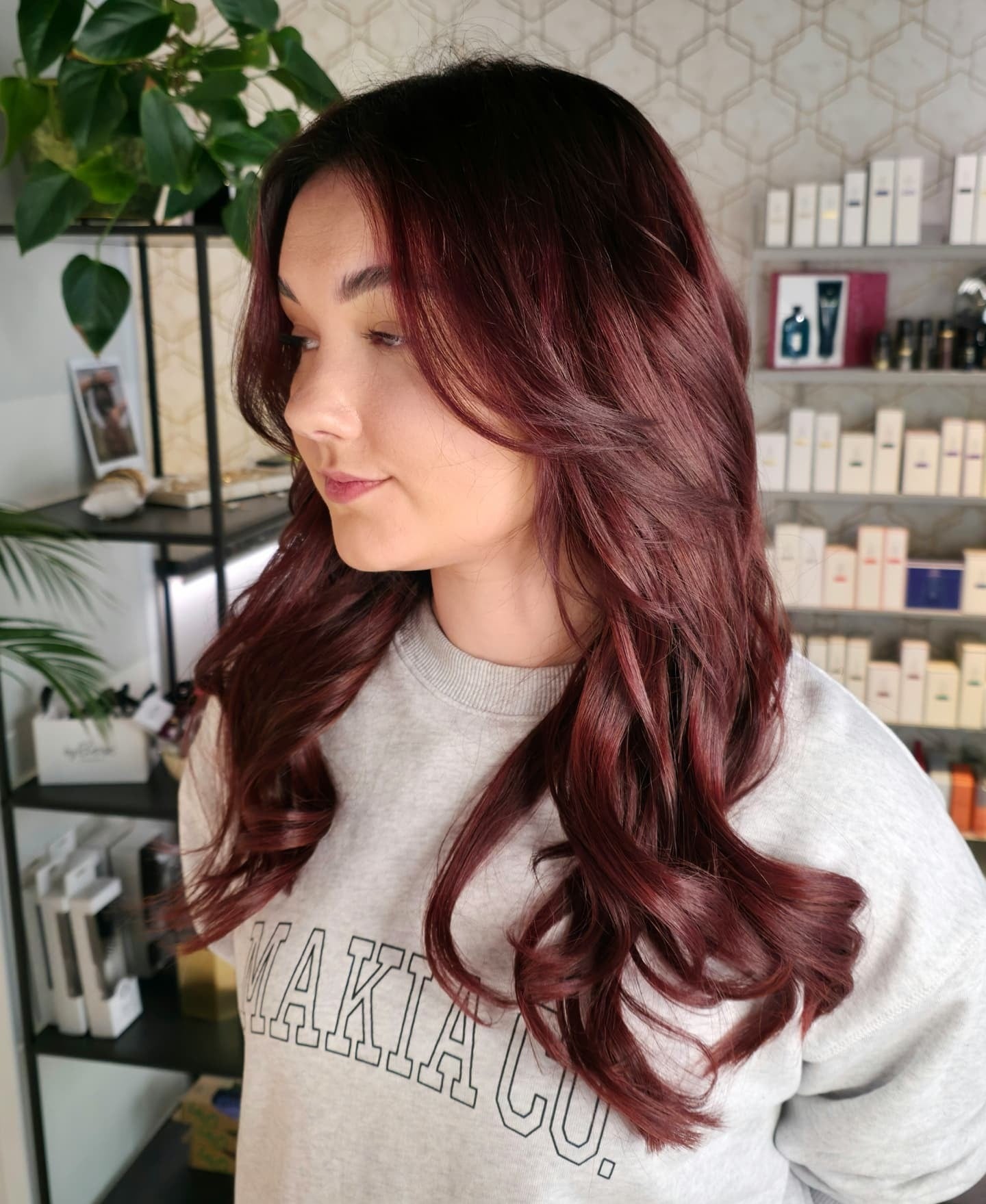 3. Weiche Beerenlocken mit gesichtsrahmenden Schichten (Haarfarbe tiefes Burgunderrot)