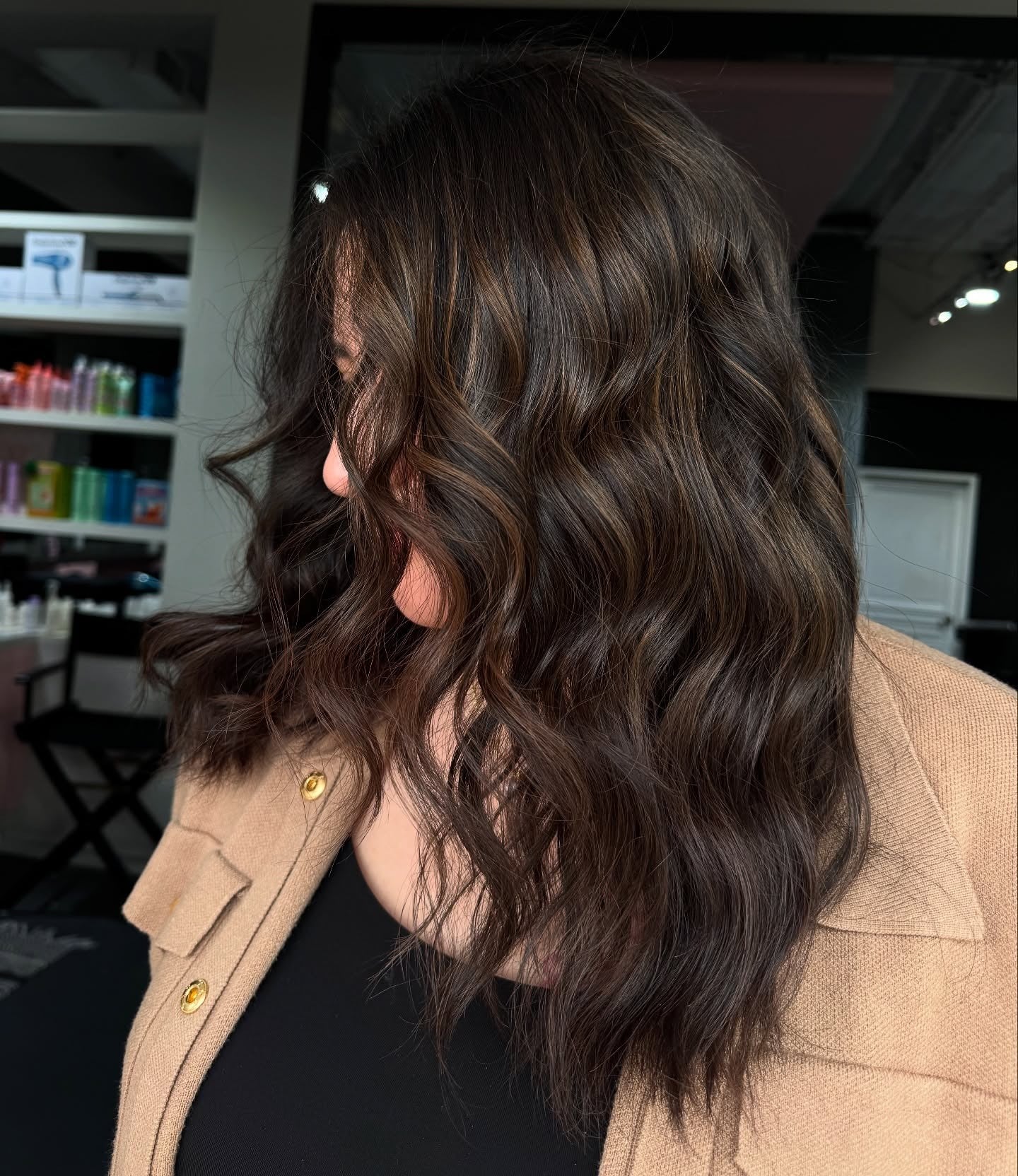 3.. Weiche Mokka mit warmen Highlights (braune Haarfarbe)