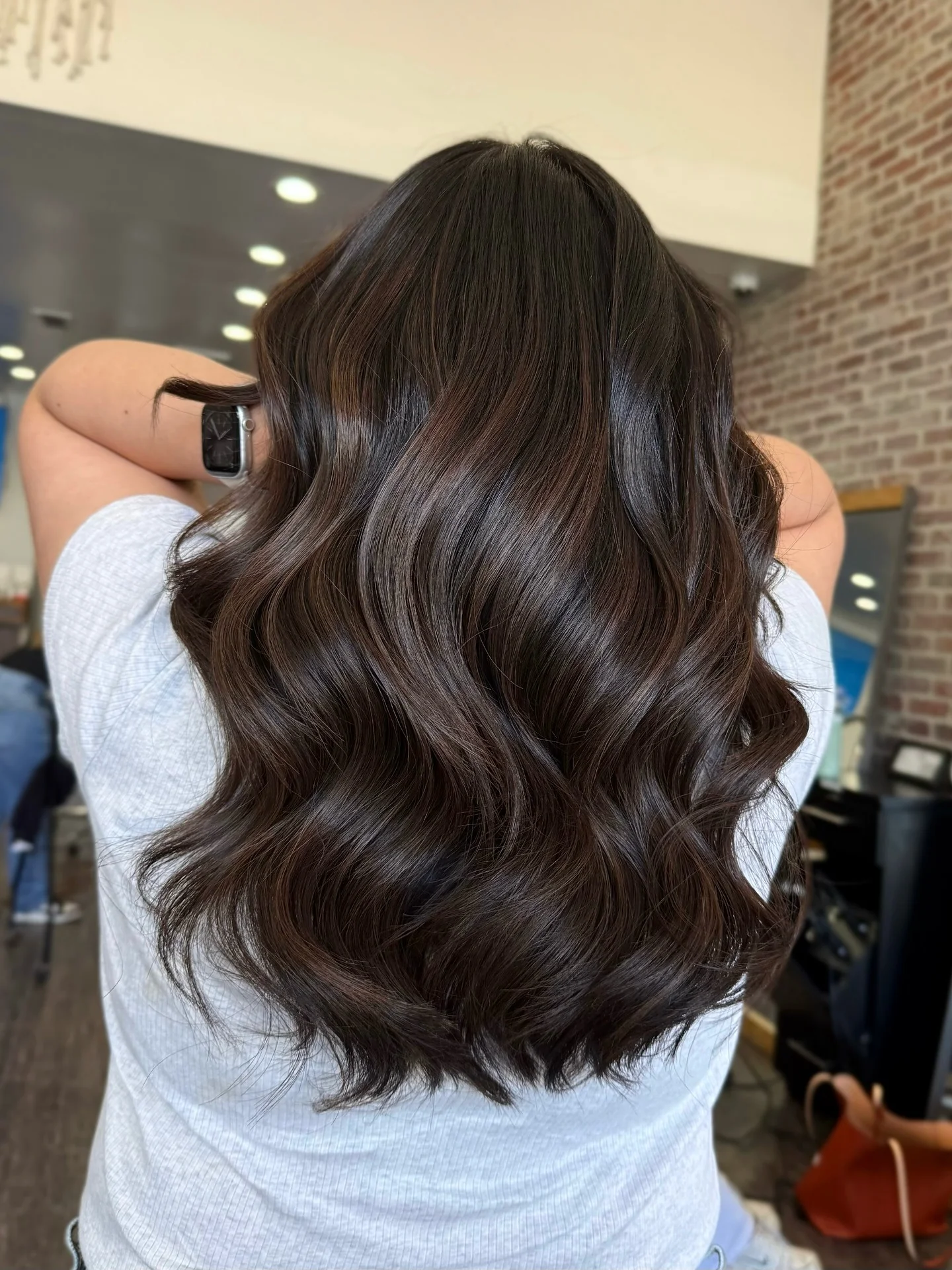 3. Weiches, welliges Schokoladenbraun mit nahtlosen Highlights (schokoladenbraunes Haar mit Highlights)