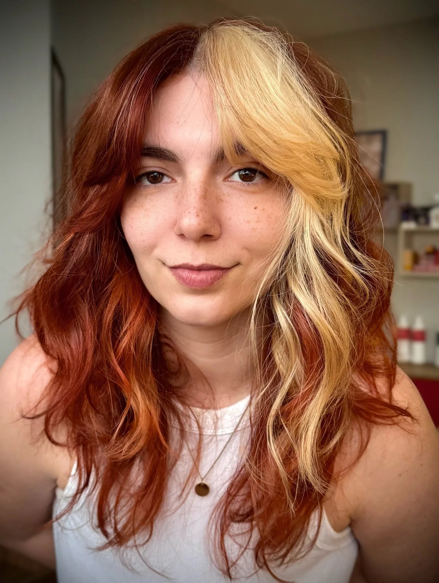 3. Split-Tone-Kupfer- und Blond-Shag (mittellange, zottelige Haarschnitte)