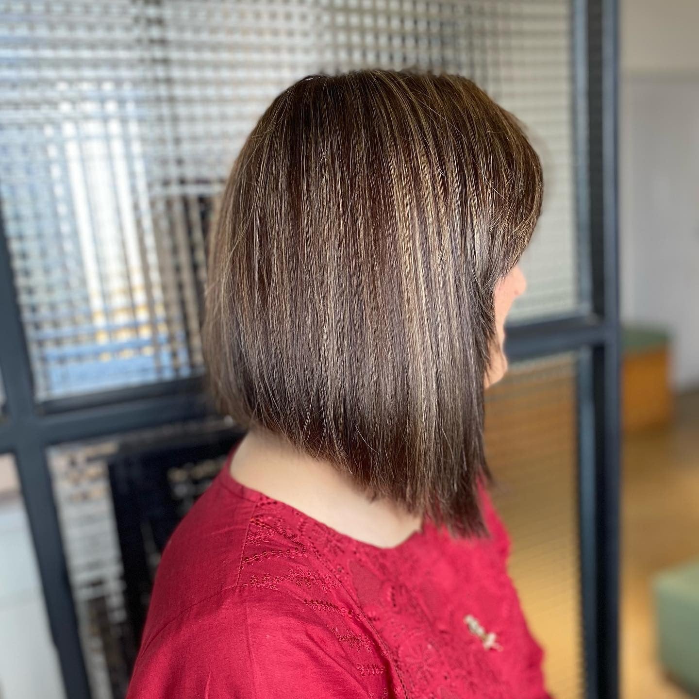 3. Gerade abgewinkelte Bob mit Karamell -Highlights (abgewinkelte Bob -Frisuren)