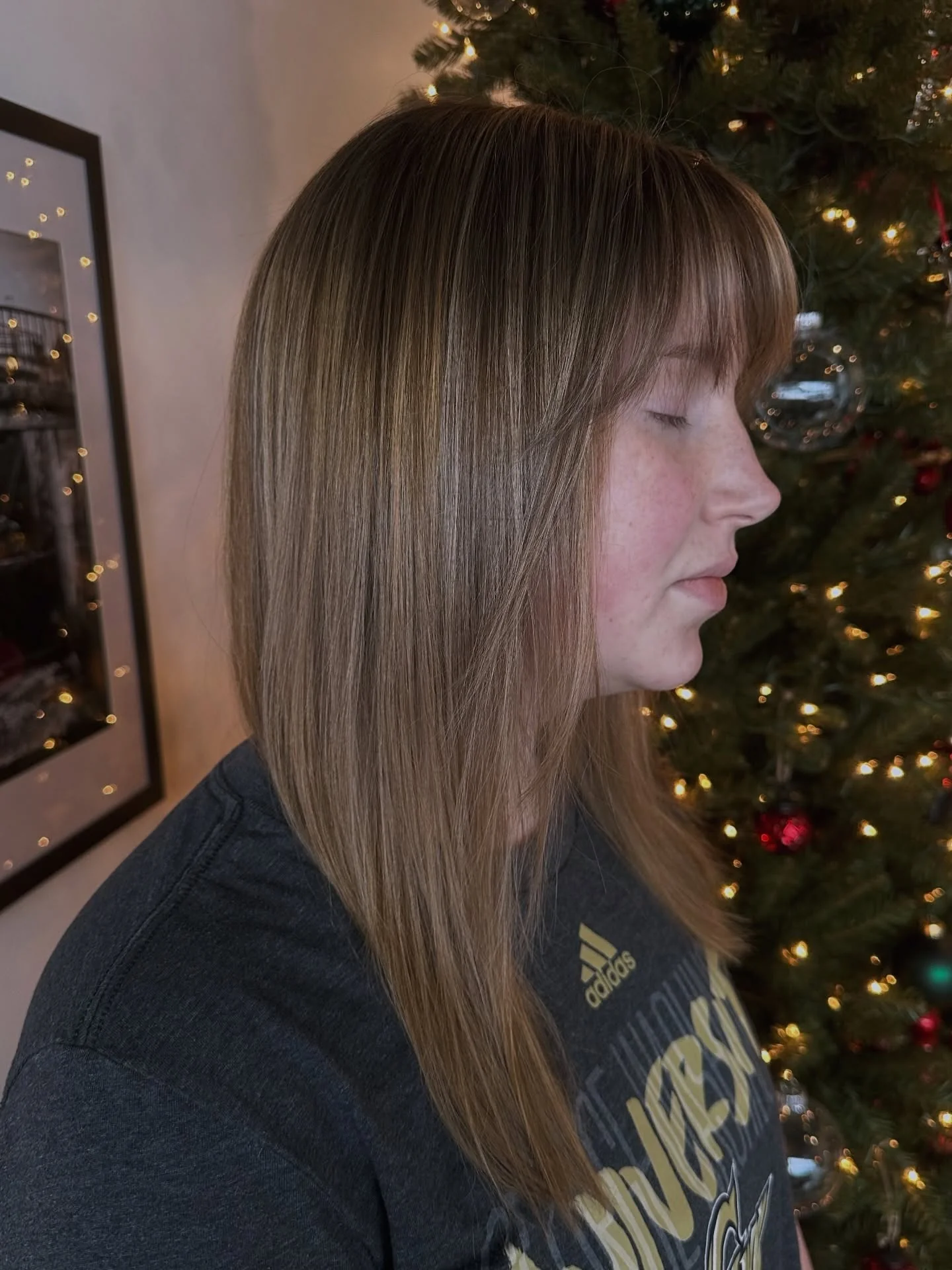 3. Glatte, mittellange Brünette mit feinem Pony (Gerade Frisuren mit Pony)