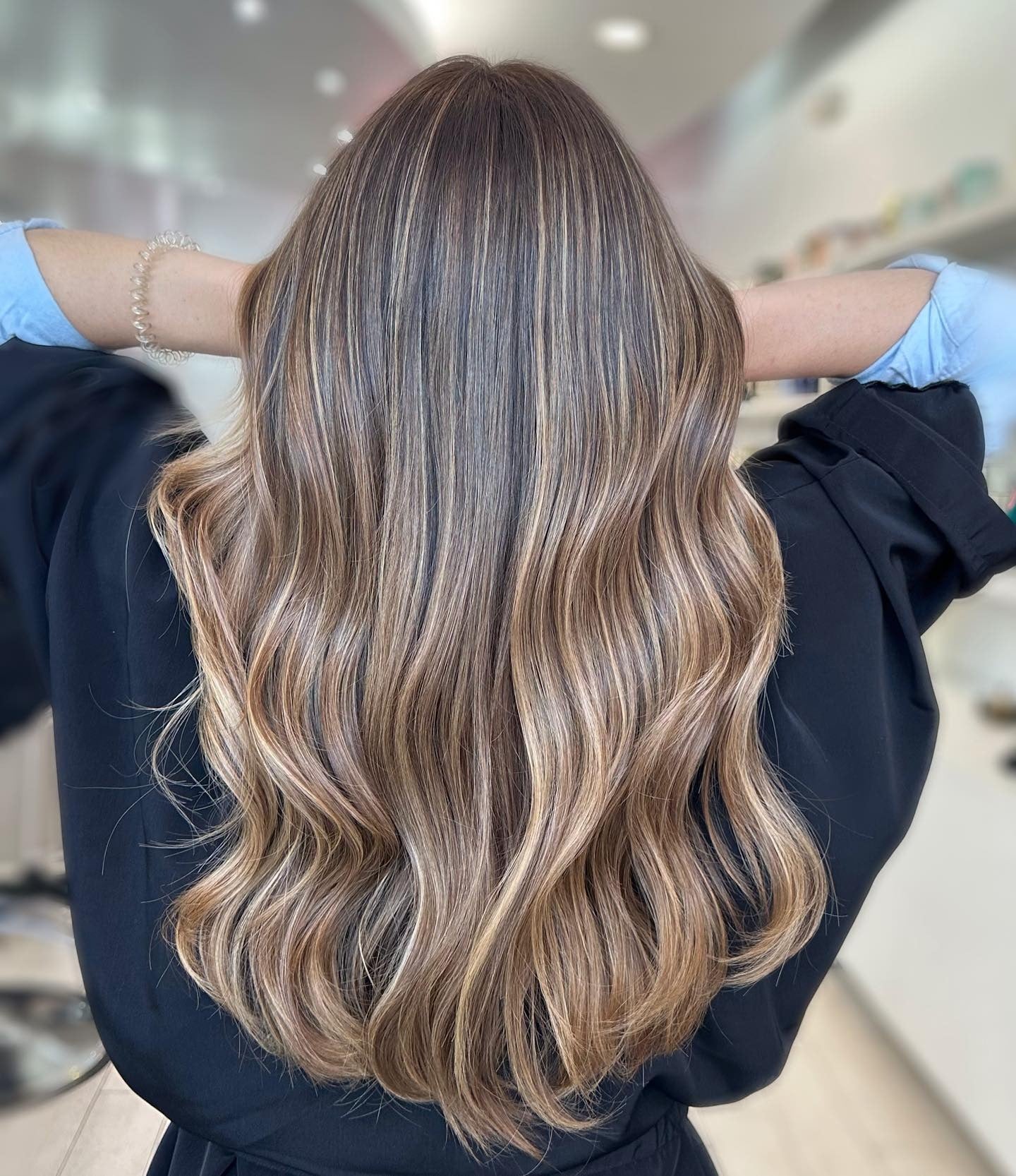 3.. Sonnenkettende Karamell-Highlights auf der brünetten Basis (Blonde hebt die Haarfarbe hervor)