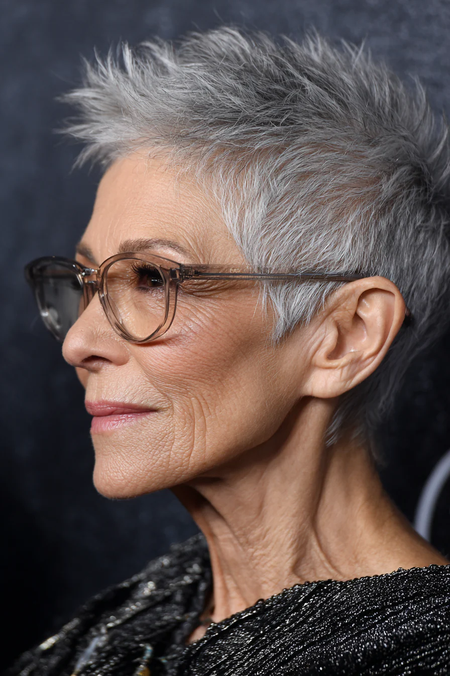 3. Tapered Grey Crop mit strukturiertem Oberteil (Frisuren für ältere Frauen mit Brille) – Frisuren für ältere Frauen mit Brille