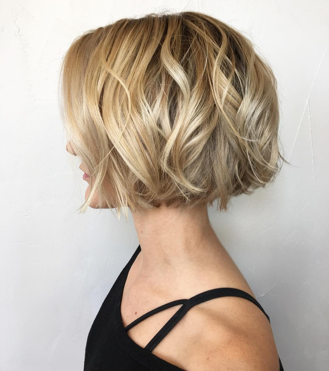 3.. Textured Blonde Bob mit weichen Wellen (Kinnlänge Bob)