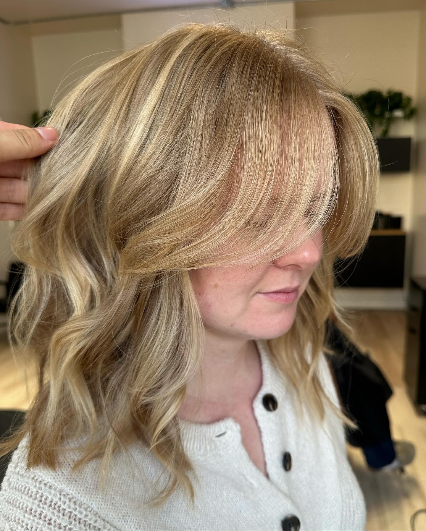 3. Strukturierter blonder Lob mit vollem Pony (schulterlanges Haar)