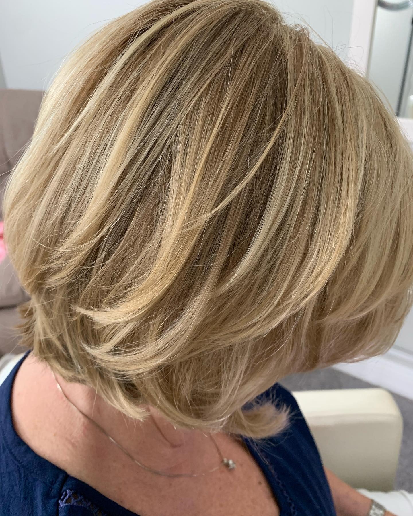 3. Strukturierter geschichteter Bob in Sandbeigeblond (geschichtete Bob-Frisuren)