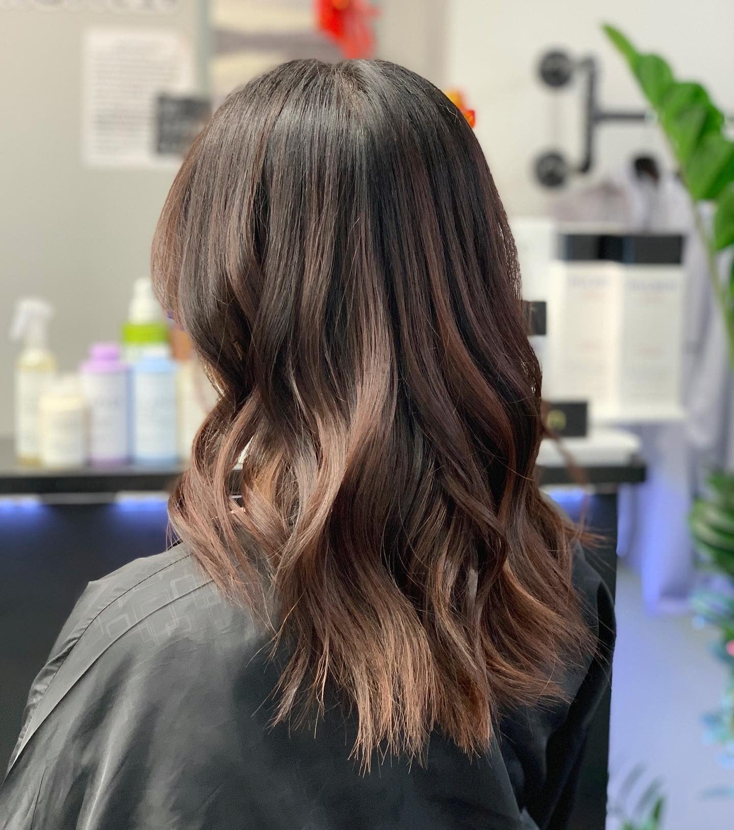 3.. Strukturierte mittlere Länge mit Karamellspitzen (mittelbraune Haarfarbe)