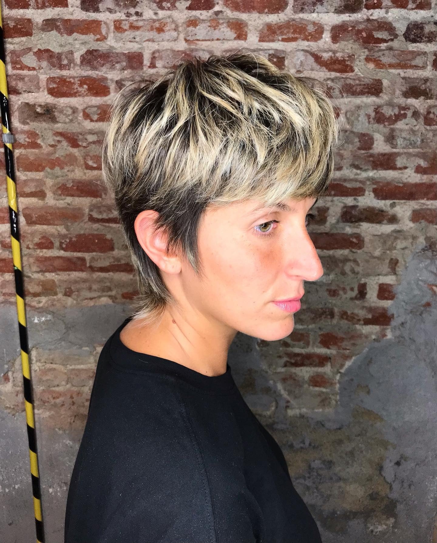 3. Strukturierter Shaggy Pixie mit dunklem Ansatz und blonden Highlights (Shaggy Pixie Haircut)