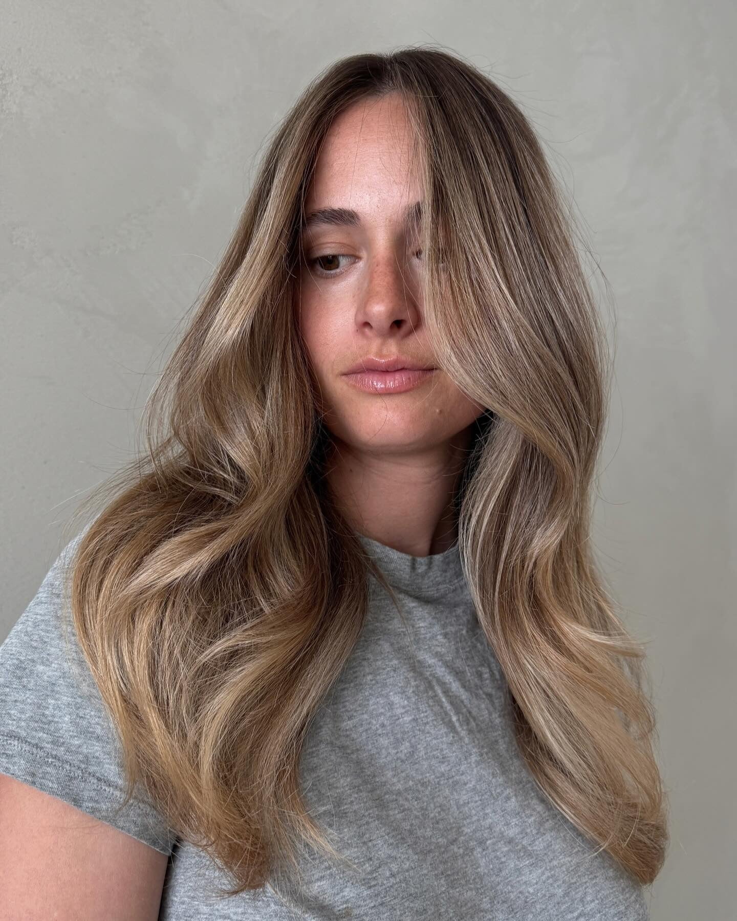 3.. Strukturierte Wellen mit weichen Honig -Highlights (Honigblonde Haare mit Highlights)